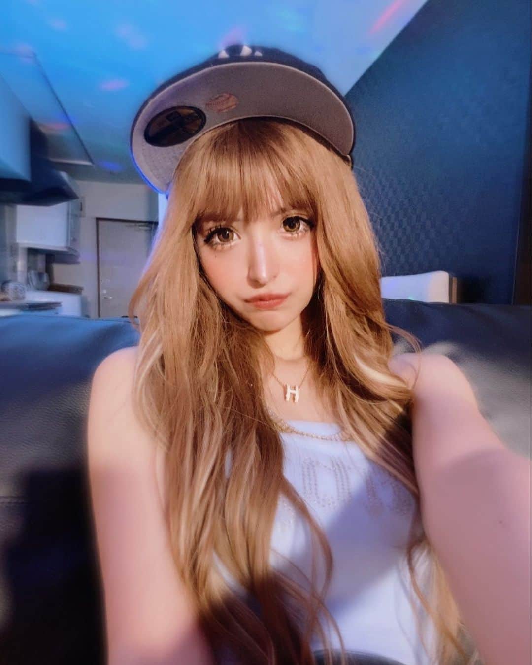 アンジェリカのインスタグラム：「❤︎ . いつもと違う？？笑笑❤︎ 情報解禁楽しみにしててねーん😆🎶 . ❤︎」