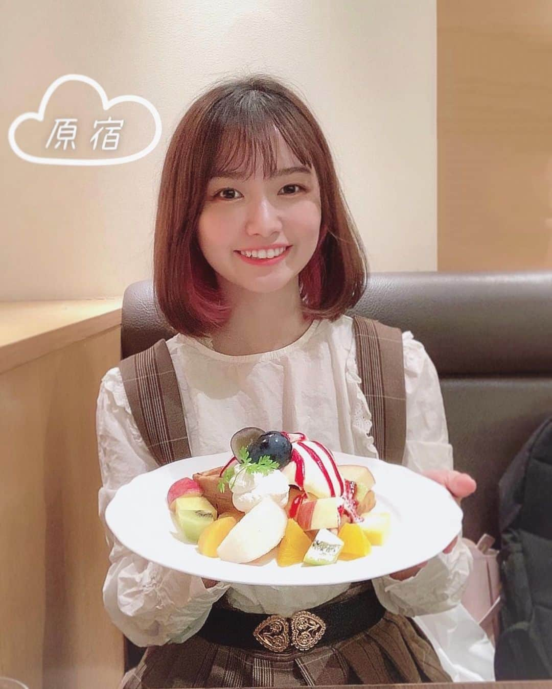 本田みくのインスタグラム：「🍓🍰🥝 . . 10月に行った千疋屋☀️ 移動中にワッフル食べたい！！って衝動に襲われて【原宿 ワッフル】で沢山検索したけど決めきれなくて、安定の千疋屋に行くことに☀️笑 . ワッフルにキウイって合うんだね！ 醍醐味の果物が美味しかった🙈♥ . . . . . 𖤣𖤥𖠿𖤣𖤥 京橋千疋屋表参道原宿店  𓌉◯𓇋 フルーツワッフル . . . . . 🍇🍊🍐 #千疋屋 #原宿カフェ  #harajuku  #harajukucafe  #pancakes #原宿スイーツ #原宿グルメ #ワッフル #waffles #フルーツパーラー #京橋千疋屋 #神宮前カフェ #本田グルメ #秋スイーツ #grl」