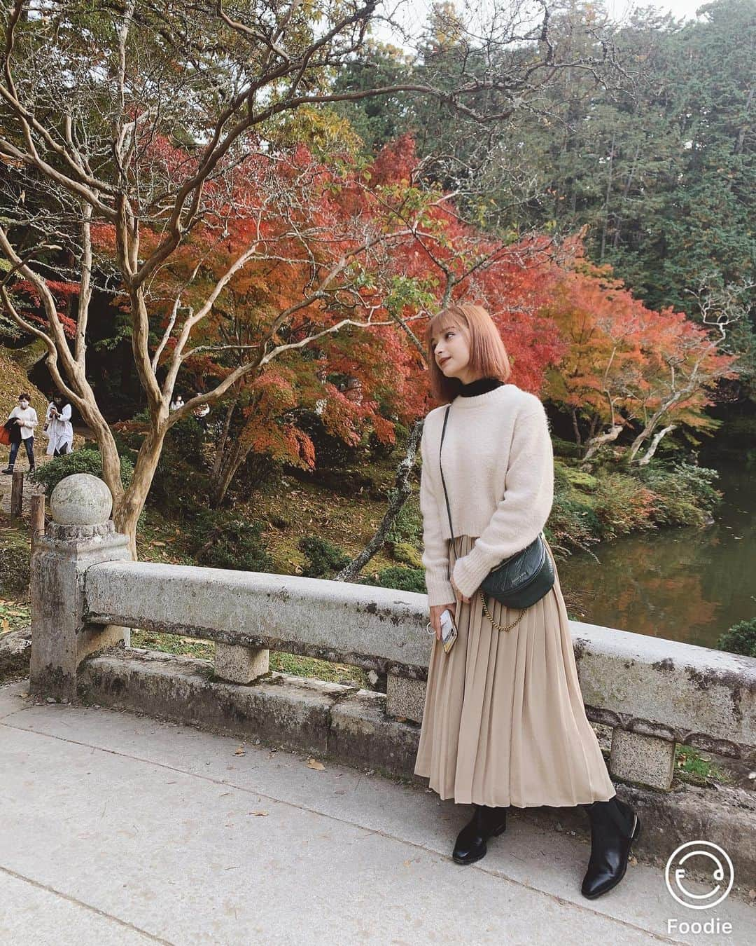 マリナのインスタグラム：「少し早かったけど紅葉みてきた〜 この写真フーディーってアプリを使って撮ったんだけど適当に撮ってもいい感じになる🤍 ・ ・ #フーディーカメラ #紅葉さんぽ」