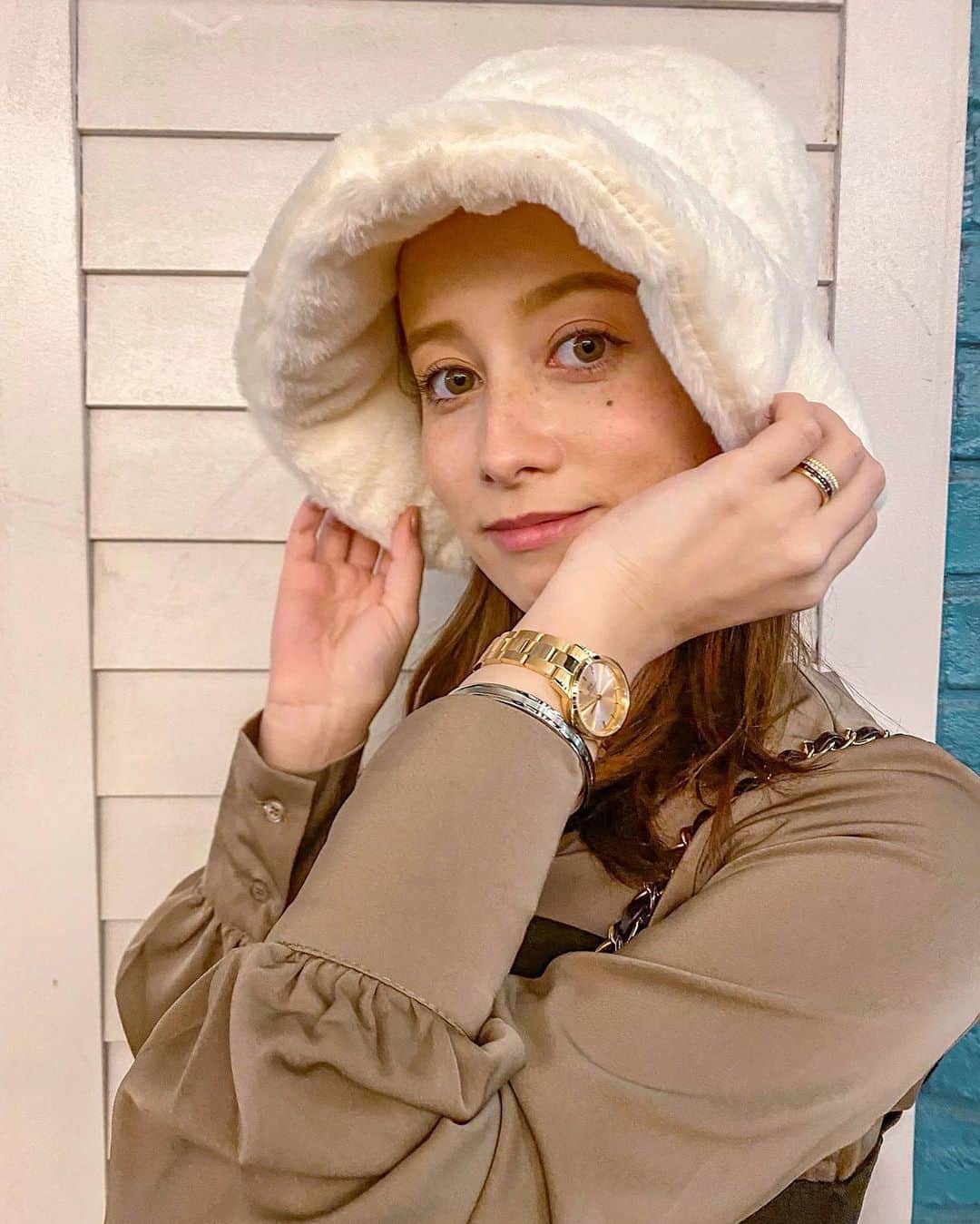 ドーキンズ英里奈のインスタグラム：「もこもこ！  ⠀ 11月も下旬🍁 もこもこ帽子をゲットしたので 早速かぶってみたけれど ⠀ 小春日和が続いているから もこもこはちょっと…早かったかなぁ。 ⠀ 季節先どりガールで。笑 ⠀ ⠀ 暖かいから夜にもお散歩できますね！ 人も少ないからいいリフレッシュ◎ ⠀ ⠀ ⠀ ⠀ ⠀ ⠀ ⠀ ⠀ #ダニエルウェリントン @danielwellington #腕時計コーデ #お散歩日和#danielwellington #fifth」