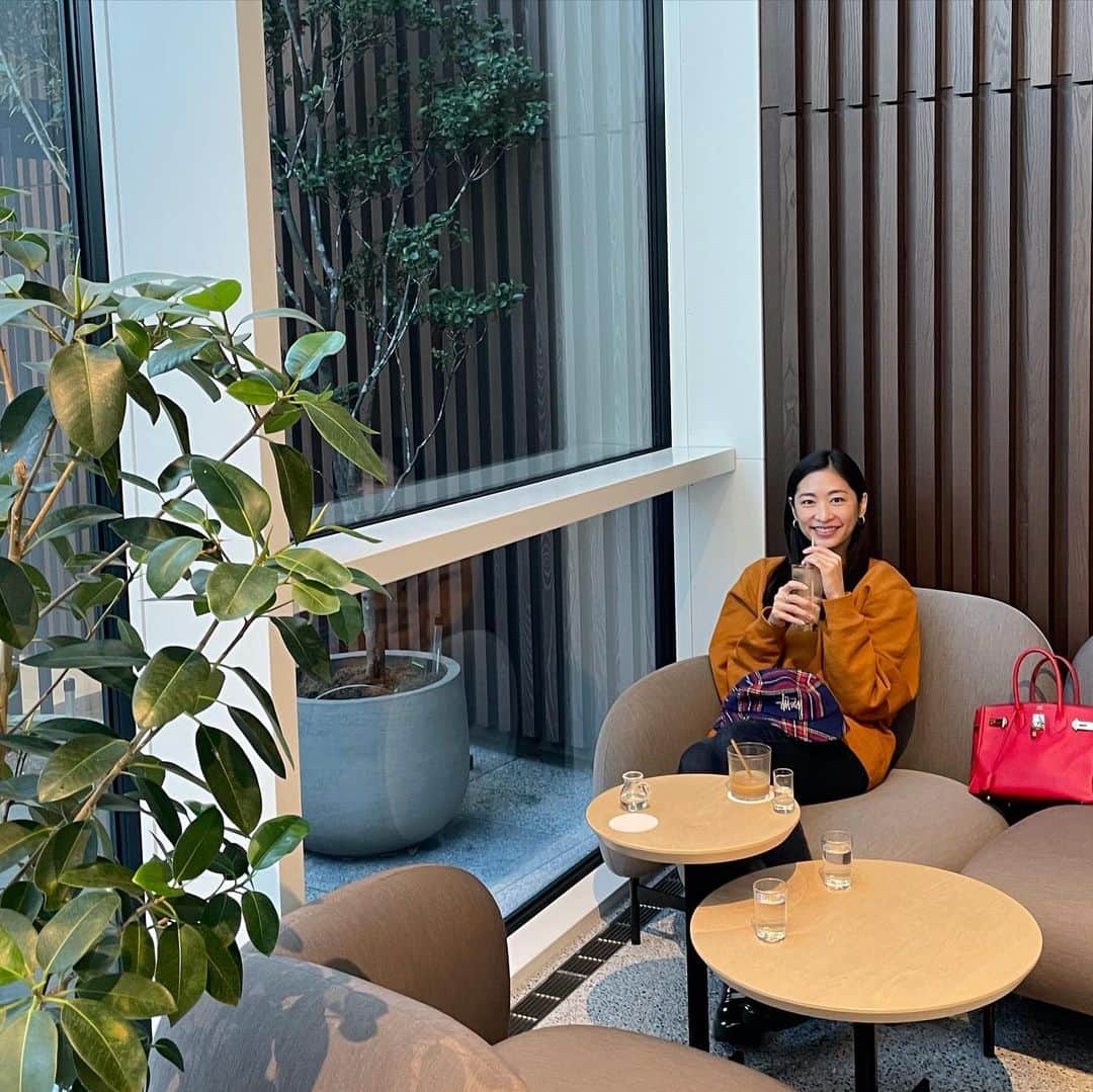 のインスタグラム：「気の知れた友達とのお茶は時間が経つのが早い😂 3,4時間なんて、あっというま！  #インスタグラマーに撮ってもらったよシリーズ #オシャレカフェ #girlstalk #cafe #lunch#daikanyama」