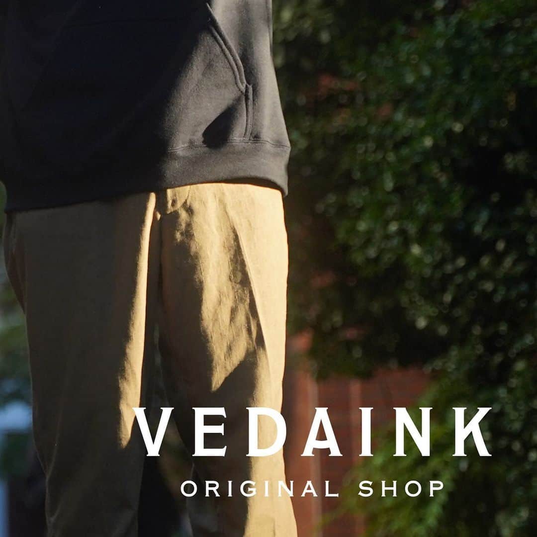 のインスタグラム：「【VEDAINK ORIGINAL SHOP】  本日11/20(金) 待望の #VEDAINK ORIGINAL SHOPがオープン！  シルクスクリーンアーティストによるこだわりのハンドプリント。 着る人を選ばない、シンプルで洗礼されたVEDAINKオリジナルデザインの商品が 遂にBASEオンラインショップにて、販売開始📲  初回は、今の季節に大活躍！ VEDAINK定番ロゴの3デザインをTシャツ、ロンT、パーカーで展開。 今後も続々とトレンドに沿った新作のリリース予定しております。 詳しいラインナップはInstagramショッピングタブからチェック✔︎  そして、オープン記念で LINE友達限定500円OFFクーポンを配布中*🎫 まだお友達になっていない方は、この機会にぜひVEDAINKの友達登録を📲 登録はハイライトの「LINE」をチェック  *クーポン配布期間：2020/11/20（金）～11/30（月）  #ヴェーダインク」