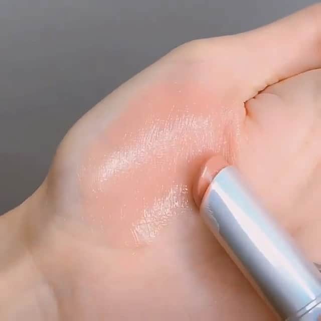 のインスタグラム：「【本日全国発売！】 透明感のある透けツヤリップを叶える、グロー プレイ リップ バームが登場✨ ㅤ この後20時〜、新作のグロー プレイ リップ バームを使用したLISAのメイクルックをご紹介する #MACインスタライブ を配信いたします！お楽しみに💕 #MACLOVESLISA ㅤ 《掲載製品》 グロー プレイ リップ バーム: スウィート トリート ㅤ Regram from @maccosmeticstaiwan  #MACGlowPlay #MACグロープレイ #MACGlowPlayLipBalm #MACグロープレイリップバーム」