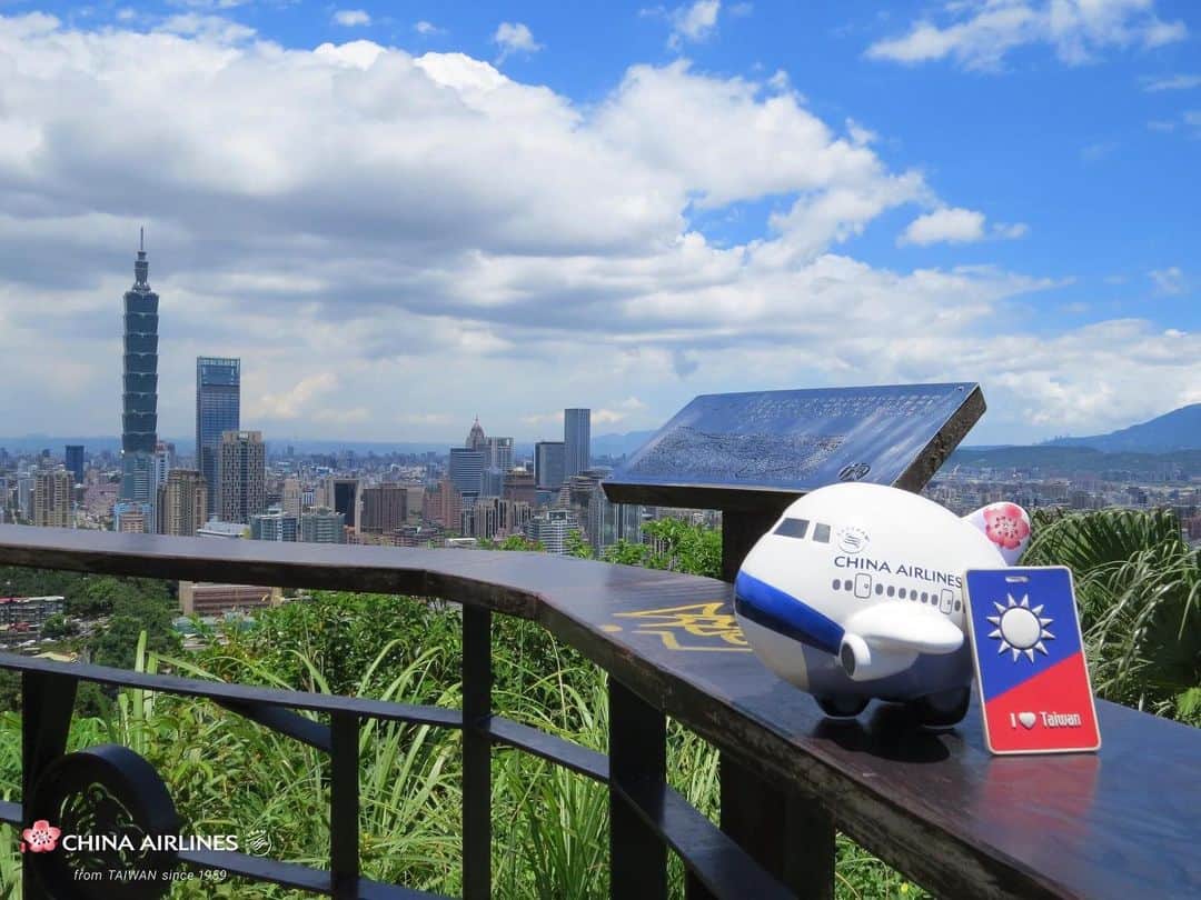 日本地区チャイナ エアラインさんのインスタグラム写真 - (日本地区チャイナ エアラインInstagram)「【台湾おすすめスポット】  「台北101」を見渡せるスポットとして人気の象山。 ハイキングを楽しんだ後に眺める景色は格別です。 Thank You @rolandohsieh  ＜公式HP＞ https://goo.gl/vif8Qp  #チャイナエアライン #chinaairlines #中華航空 #スカイチーム #台湾 #防疫」11月20日 19時06分 - chinaairlines.jp
