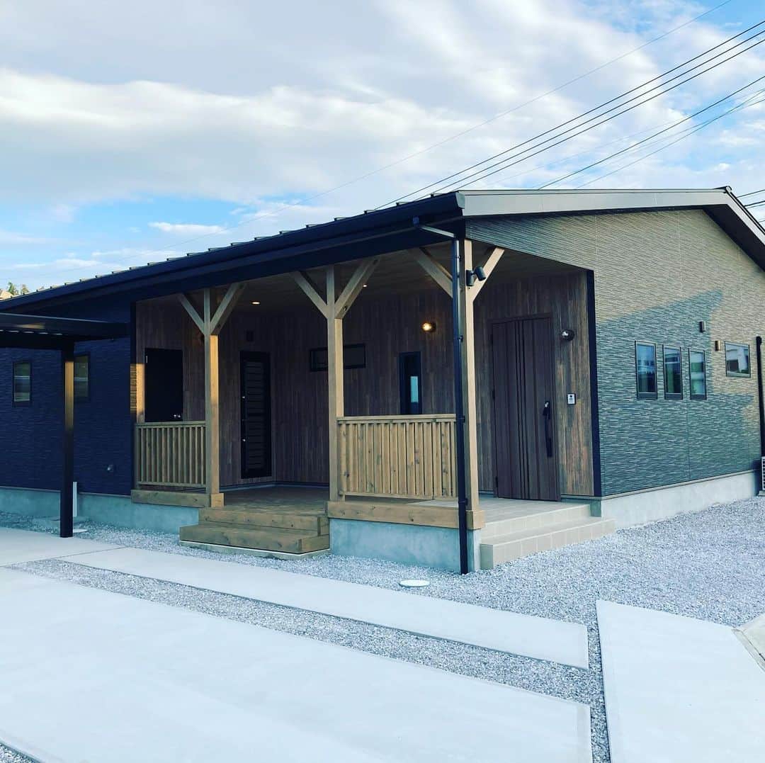 日大建築のインスタグラム：「本日お客様のお家のお引渡しでした㊗️ #日大建築#カリフォルニアスタイル #サーファーズハウス新築#注文住宅#宮崎市#モダン#オシャレ#ビーチ#海#surf #ハワイ#アメリカン#大工#建築#設計#ウッドスタイル#中古住宅#リフォーム#リノベーション#カバードポーチ#ウッドデッキ#ヘリンボーン#マイホーム#家造り」