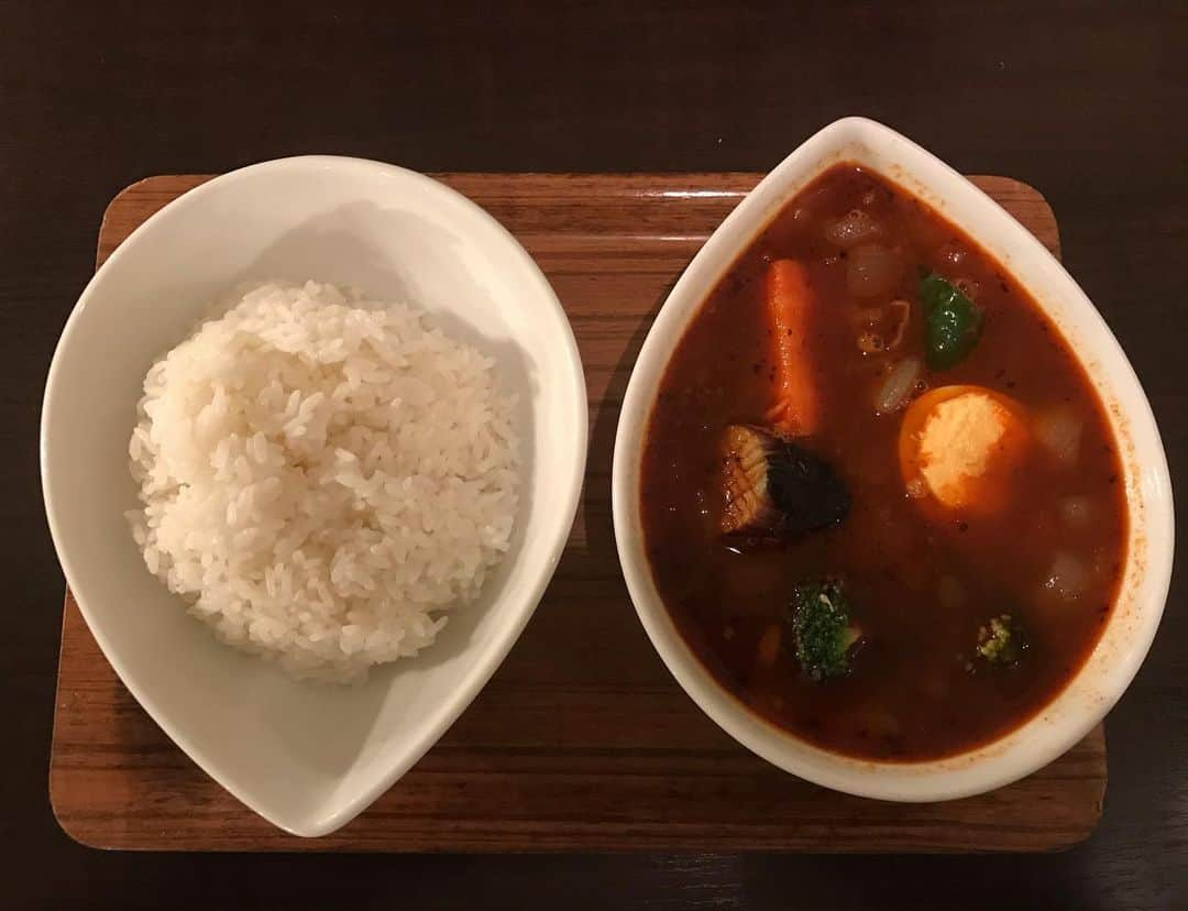 砂山圭大郎のインスタグラム：「お皿が特徴的な。  【スープカレー屋　鴻オオドリー】  赤　野菜　辛さ１倍で。  #カレー #スープカレー #鴻オオドリー #神田駿河台」