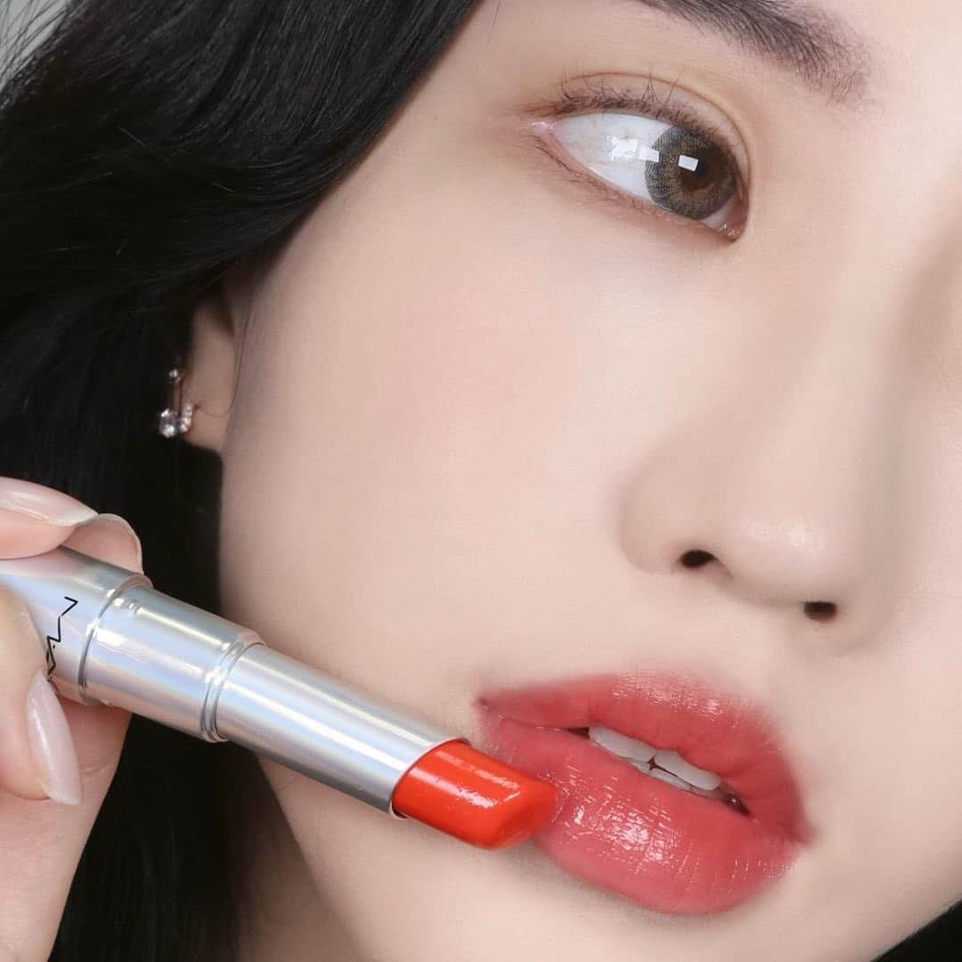 M·A·C Cosmetics Hong Kongさんのインスタグラム写真 - (M·A·C Cosmetics Hong KongInstagram)「全新人間芭比御用果凍唇色 #RougeAwakening！🧡 鮮榨上市嘅#果凍潤色護唇膏 清甜西柚色 453 Rouge Awakening ，微甜多汁，釋出陣陣活力仙氣💫 除咗色調超適合亞洲女生，更可以長效保濕鎖水，係今季必入保養系唇膏💄 把握機會來M·A·C換上嘟翹彈滑juicy唇！  Product mentioned: Glow Play Lip Balm 果凍潤色護唇膏 in 453 Rouge Awakening - HK$190  #MACGLOWPLAY #透明果凍妝 #MACHongKong  Regram from @fugi_bu   The Shade That Turn All Heads 🧡 Say yes to the new 𝗚𝗟𝗢𝗪 𝗣𝗟𝗔𝗬 𝗟𝗜𝗣 𝗕𝗔𝗟𝗠 in juicy red 453 #RougeAwakening that gives off a lively yet sweet vibe everyday! 💄 Pucker and pout all season long in this moisture-luscious formula, providing playful pop of color with extra condition, making it the perfect plump lip.  Just One swipe and you're ready to head out! Try it in M·A·C now and you will be obsessed, we promise!」11月20日 19時09分 - maccosmeticshk