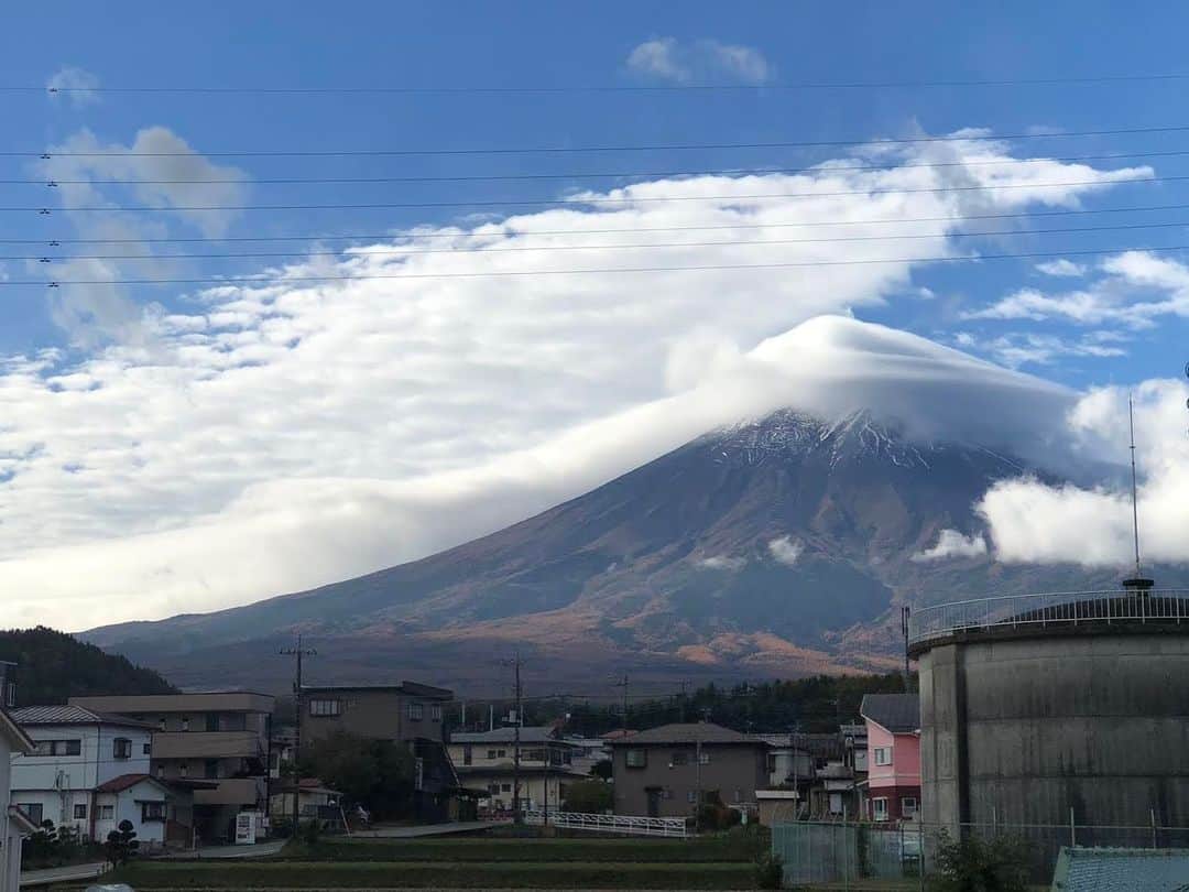 フレシャス公式(FRECIOUS) さんのインスタグラム写真 - (フレシャス公式(FRECIOUS) Instagram)「. みなさま、こんばんは☺️ . フレシャスの採水工場がある、 山梨県富士吉田から富士山の写真が届きました！ フレシャススタッフIさん撮影です♪ . 富士山山頂に積もる冠雪をすっぽりと 覆いかぶさるような笹雲と、 まるでたなびくような躍動感のある 笠雲が美しい一枚ですね✨ . . さて最近、季節外れの暖かさが続いています。 昨日は朝のニュースで「日中は半そででもOK」 と聞き半信半疑でしたが、、、 結局服装を後悔した1日でした（笑） . . それでも季節は移り変わり、 2020年もあと少し…(！) . 今年のお正月もまた、例年と違った過ごし方を イメージしている方も多いのではないでしょうか。 . フレシャスでは、製品を通して ”おうち時間”がより豊かになるサポートが できたらとおもいます☺️✨ . . それでは、 今週も1週間おつかれさまでした♪ . ─────────────── フレシャス公式Instagram✨ フォローはこちらから♪ ↓　↓　↓ @frecious_official ─────────────── . . #フレシャス #FRECIOUS #ウォーターサーバー #天然水 #富士山 #雲空 #誰かに見せたい風景」11月20日 19時09分 - frecious_official