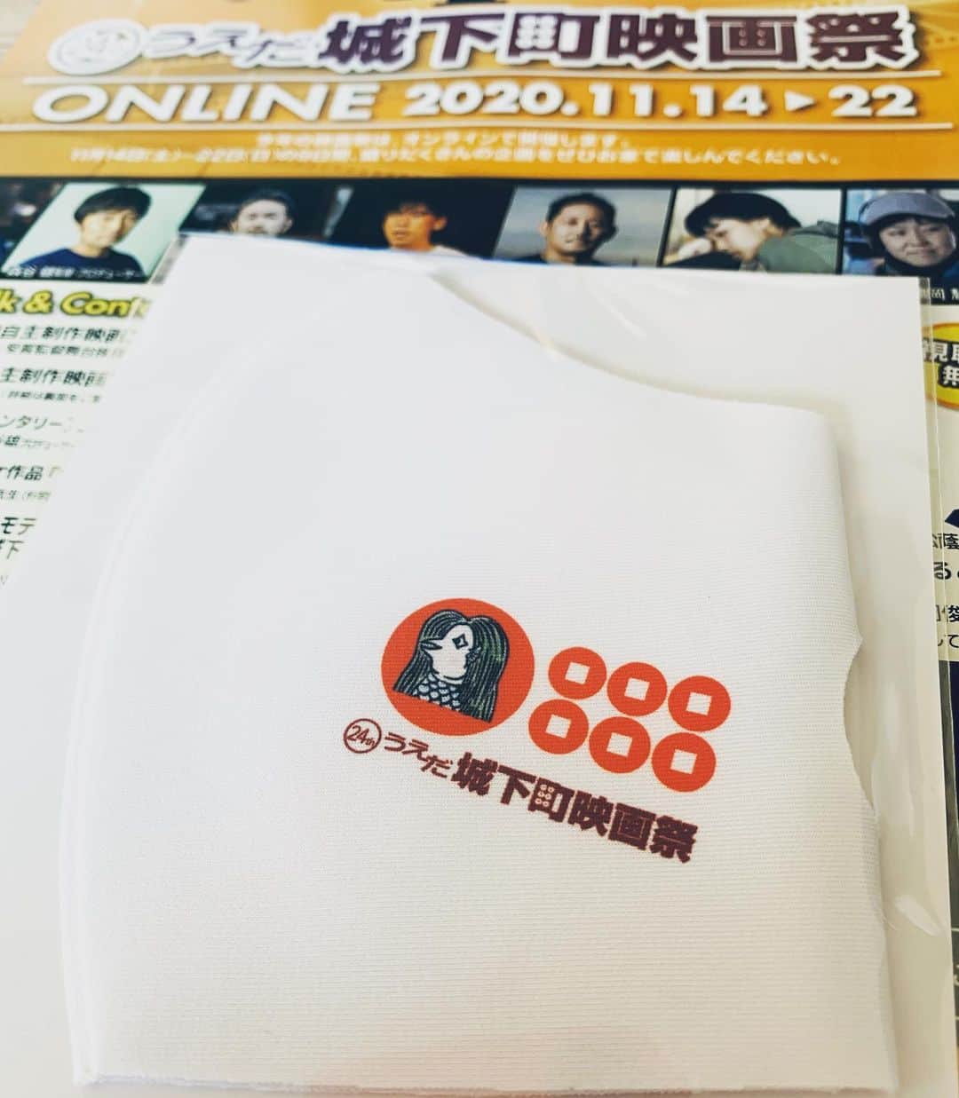 入江悠のインスタグラム：「うえだ城下町映画祭さんから特製マスクをいただきました。 上田の六文銭が嬉しい。 いつか真田十勇士の映画を作るのが夢です。 来年は上田市に行けるといいなぁ。」