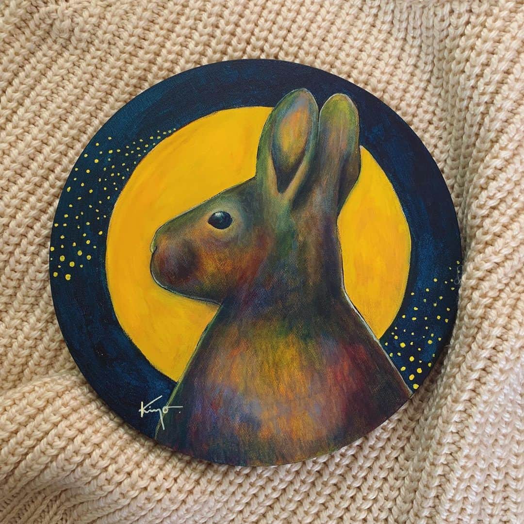 松本妃代のインスタグラム：「. 個展「まるいとき」まであと1週間となりました🌕 とある画材屋さんでみつけたまるいキャンバス、 ころんとしたフォルムで壁にかけると 丸時計のように時が流れているような感じがして とっても気に入っています🐇 . 皆様にできるだけ安心して会場へ来ていただけるよう スタッフ一同対策をしっかりして お待ちしています。 『まるいとき』 サイト青山（東京都港区南青山2－7－9　東京メトロ「青山一丁目駅」徒歩5分） 2020年11月27日（金）～11月29日（日） ・27日　15：00～19：00 ・28日　11：00～19：00 ・29日　11：00～17：00 当日は会場にてグッズ販売も予定。」