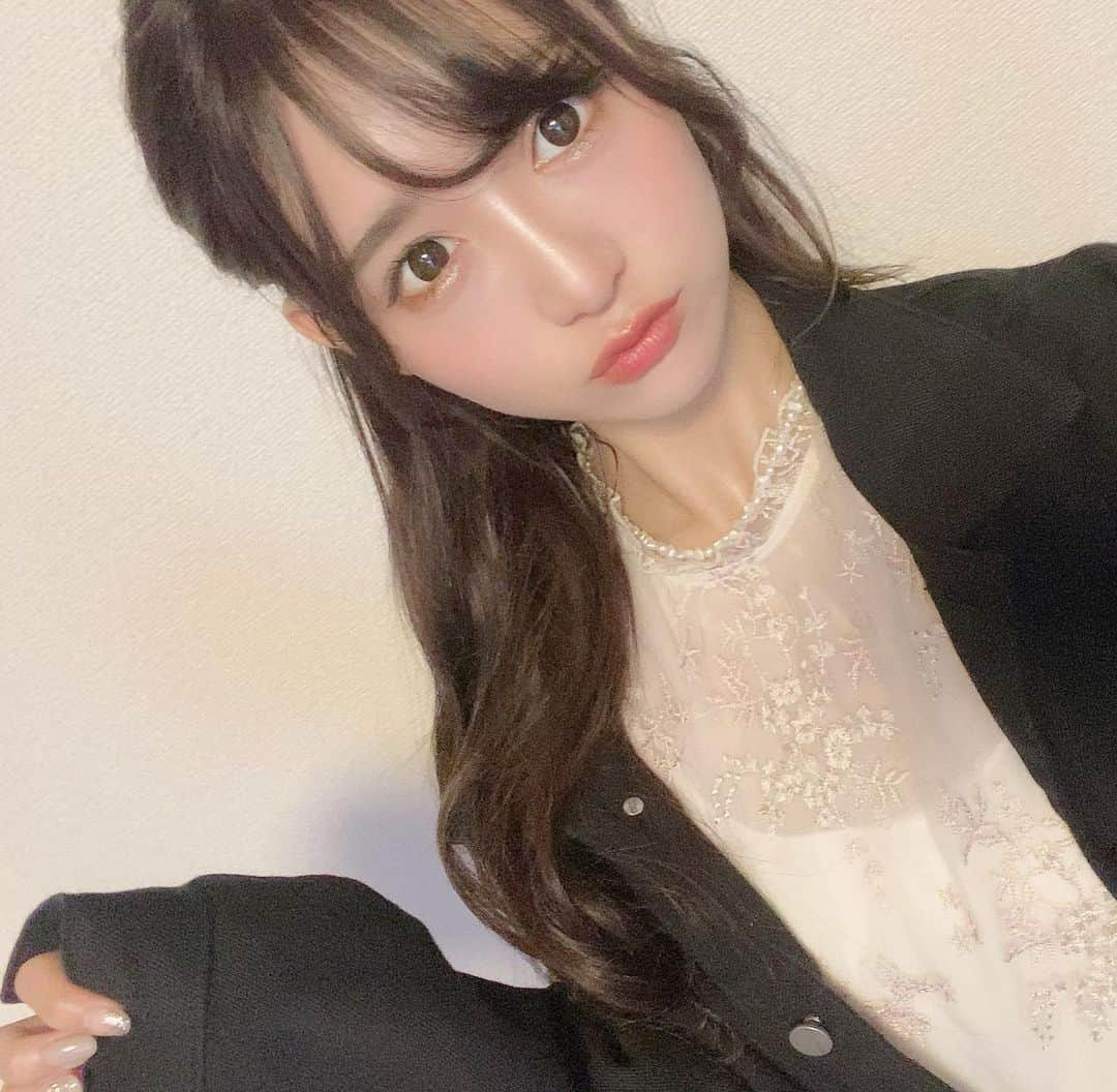 星奈あいさんのインスタグラム写真 - (星奈あいInstagram)「BEEP(@beep_ss)さんのジャケット❣️ さいきん寒い日とあったかい日があるから 比較的暖かい今日みたいな日は このジャケットをよく着てるよ🐰 お袖も丈もだぼっとしてて 何にでも合わせやすいの💓💓 . 今日はたぶんすごくあったかかったよね？ 家で準備してるときから 汗だらだらかいてて 更年期かなって思った…こわ…  #BEEP#ファッション#ファッション通販#ファッション通販サイト#ジャケットスタイル#アウターコーデ#星奈あい#日常生活#攝影日記#人像攝影#攝影師#拍照#人像摄影#攝影日常#좋아요#소통그램#패션화보」11月20日 19時15分 - hoshina_r18