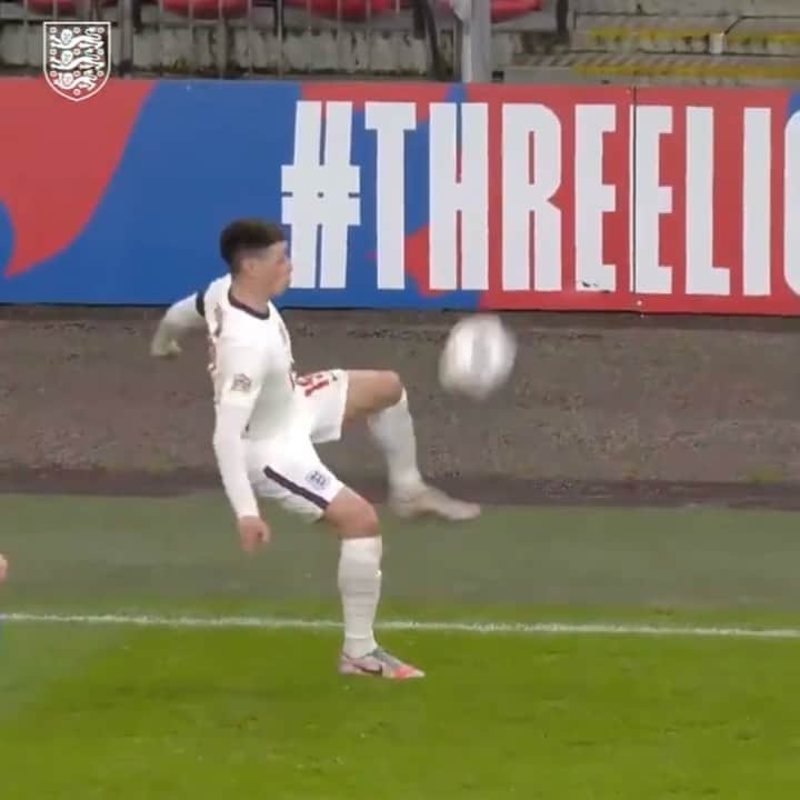 F2Freestylersのインスタグラム：「@philfoden with a perfect aerial cruyff turn! 😳😱 Tag your Tekkiest mate ⬇️」