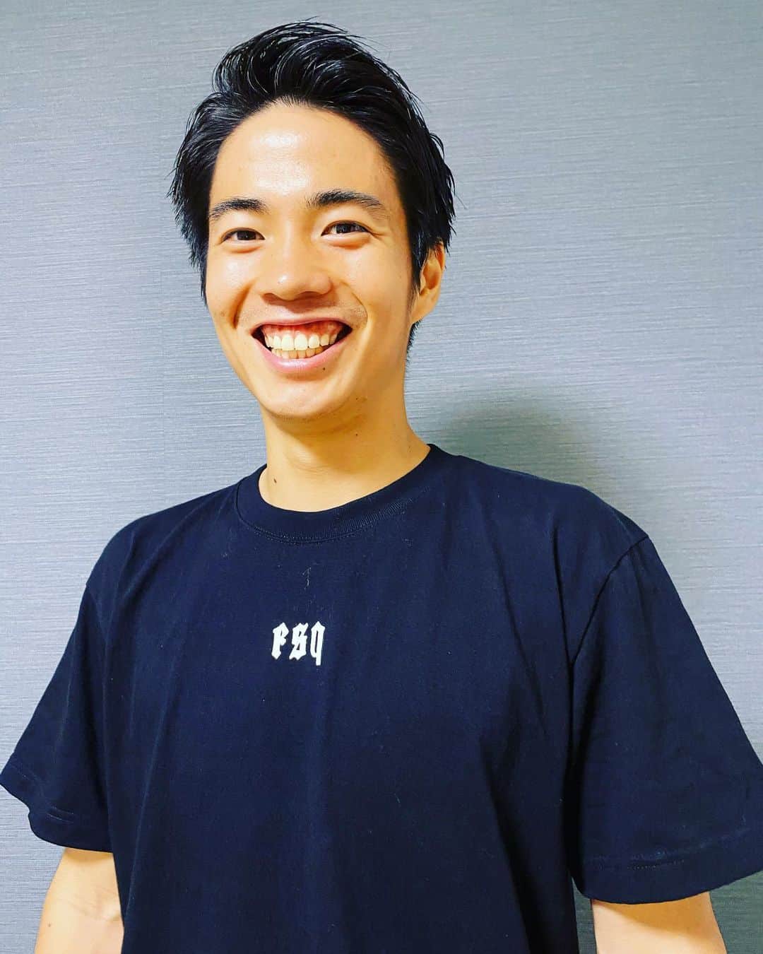 手塚康平のインスタグラム：「新しいTシャツもかっこいいな👍🏻 親友のブランドです！ 気になる人は⬇️⬇️⬇️ @esquisse___official  @natsuki20_」