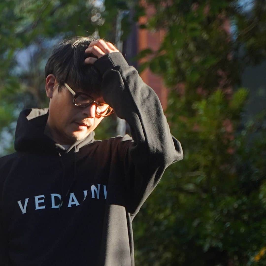 のインスタグラム：「【VEDAINK ORIGINAL SHOP】  本日11/20(金) 待望の #VEDAINK ORIGINAL SHOPがオープン！  シルクスクリーンアーティストによるこだわりのハンドプリント。 着る人を選ばない、シンプルで洗礼されたVEDAINKオリジナルデザインの商品が 遂にBASEオンラインショップにて、販売開始📲  初回は、今の季節に大活躍！ VEDAINK定番ロゴの3デザインをTシャツ、ロンT、パーカーで展開。 今後も続々とトレンドに沿った新作のリリース予定しております。 詳しいラインナップはInstagramショッピングタブからチェック✔︎  そして、オープン記念で LINE友達限定500円OFFクーポンを配布中*🎫 まだお友達になっていない方は、この機会にぜひVEDAINKの友達登録を📲 登録はハイライトの「LINE」をチェック  *クーポン配布期間：2020/11/20（金）～11/30（月）  #ヴェーダインク」