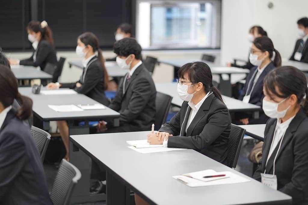 東京バイオテクノロジー専門学校さんのインスタグラム写真 - (東京バイオテクノロジー専門学校Instagram)「就職スタート式‼️  4年制の3年生と 3年制の2年生が これから本格的に始まる就職活動に向けて 気を引き締めました！！  学校長や事務局長からの講話の後、 実際に企業様を前に 模擬面接も行いました‼️‼️  本番さながらの状況で 緊張しながらも、頑張って取り組んでいました。  企業様からフィードバックいただいた内容を心に留め、 就職内定を勝ち取るため これから頑張っていきましょう✊🔥  企業の皆様、ありがとうございました！  #ブログ　も合わせてご覧ください☀️  https://www.bio.ac.jp/archives/20616  #就職活動 #スタート　#夢に向かって　#実験を仕事にする　#東京バイオ　#東京バイオテクノロジー専門学校 #遺伝子　#再生医療　#バイオ医薬品 #植物バイオ #醸造発酵　#食品開発　#化粧品開発　#化学　#模擬面接　#コロナ対策 #実施中 #面接 #試験 #実験　#実習 #就職　#ブログ更新」11月20日 19時17分 - tokyobio