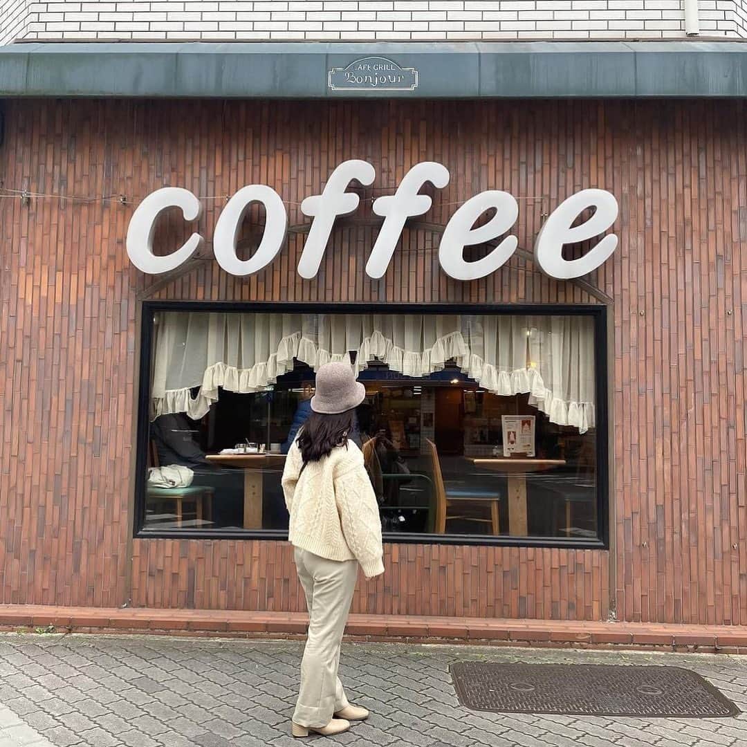 isutaさんのインスタグラム写真 - (isutaInstagram)「『coffee』の看板がレトロかわいい喫茶店♡﻿ ﻿ ﻿ 愛知県名古屋市にある「ボンジュール」は、ゆったりくつろげるどこか懐かしい純喫茶。﻿ ﻿ ﻿ 「coffee」の看板がレトロでかわいい映えな外観は、まるで雑誌の表紙みたいですよね♩﻿ ﻿ ﻿ こちらでは、定食やサンドイッチやトーストなどの軽食、コーヒーやジュース類、紅茶類をリーズナブルな価格でいただけます。﻿ ﻿ ﻿ おすすめは断面美が素晴らしい粒あんトースト。﻿ ﻿ ﻿ ぜひ名古屋に行った際は、足を運んでみてはいかが？﻿ ﻿ ﻿ 【ボンジュール】﻿ 住所：愛知県名古屋市中区栄2-9-8﻿ 営業時間：7：00～18：30﻿ 定休日：年中無休﻿ ﻿ ﻿ photo by﻿ @m_t.m_s.20﻿ @makey1204﻿ @bobunishitai﻿ @____172nr﻿ ﻿ ﻿ #isuta #イスタ #isutapic﻿ #isutacafe #カフェ巡り #おしゃれカフェ﻿ #カフェスタグラム #愛知カフェ #愛知カフェ巡り ﻿ #愛知喫茶店 #cafe #ボンジュール #喫茶店 ﻿ #名古屋カフェ #名古屋カフェ巡り #サンドウィッチ﻿ #トースト #萌え段 #萌え段サンド﻿ #クリームソーダ #cafestagram #レトロ﻿ #レトロカフェ #名古屋グルメ #名古屋ランチ﻿ #カフェ #カフェ好き #お洒落な人と繋がりたい ﻿ #カフェ好きな人と繋がりたい #カフェ活」11月20日 19時17分 - isuta_jp