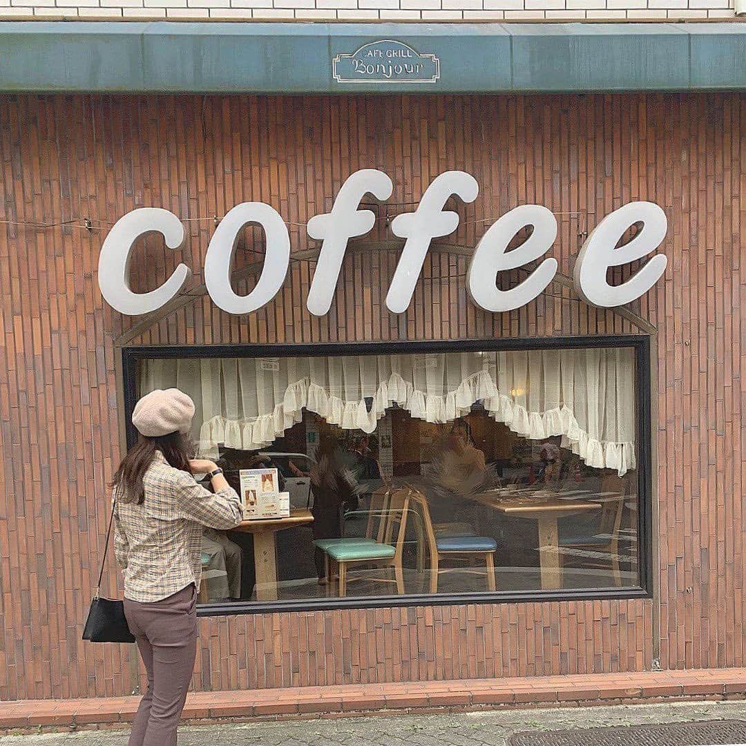 isutaさんのインスタグラム写真 - (isutaInstagram)「『coffee』の看板がレトロかわいい喫茶店♡﻿ ﻿ ﻿ 愛知県名古屋市にある「ボンジュール」は、ゆったりくつろげるどこか懐かしい純喫茶。﻿ ﻿ ﻿ 「coffee」の看板がレトロでかわいい映えな外観は、まるで雑誌の表紙みたいですよね♩﻿ ﻿ ﻿ こちらでは、定食やサンドイッチやトーストなどの軽食、コーヒーやジュース類、紅茶類をリーズナブルな価格でいただけます。﻿ ﻿ ﻿ おすすめは断面美が素晴らしい粒あんトースト。﻿ ﻿ ﻿ ぜひ名古屋に行った際は、足を運んでみてはいかが？﻿ ﻿ ﻿ 【ボンジュール】﻿ 住所：愛知県名古屋市中区栄2-9-8﻿ 営業時間：7：00～18：30﻿ 定休日：年中無休﻿ ﻿ ﻿ photo by﻿ @m_t.m_s.20﻿ @makey1204﻿ @bobunishitai﻿ @____172nr﻿ ﻿ ﻿ #isuta #イスタ #isutapic﻿ #isutacafe #カフェ巡り #おしゃれカフェ﻿ #カフェスタグラム #愛知カフェ #愛知カフェ巡り ﻿ #愛知喫茶店 #cafe #ボンジュール #喫茶店 ﻿ #名古屋カフェ #名古屋カフェ巡り #サンドウィッチ﻿ #トースト #萌え段 #萌え段サンド﻿ #クリームソーダ #cafestagram #レトロ﻿ #レトロカフェ #名古屋グルメ #名古屋ランチ﻿ #カフェ #カフェ好き #お洒落な人と繋がりたい ﻿ #カフェ好きな人と繋がりたい #カフェ活」11月20日 19時17分 - isuta_jp