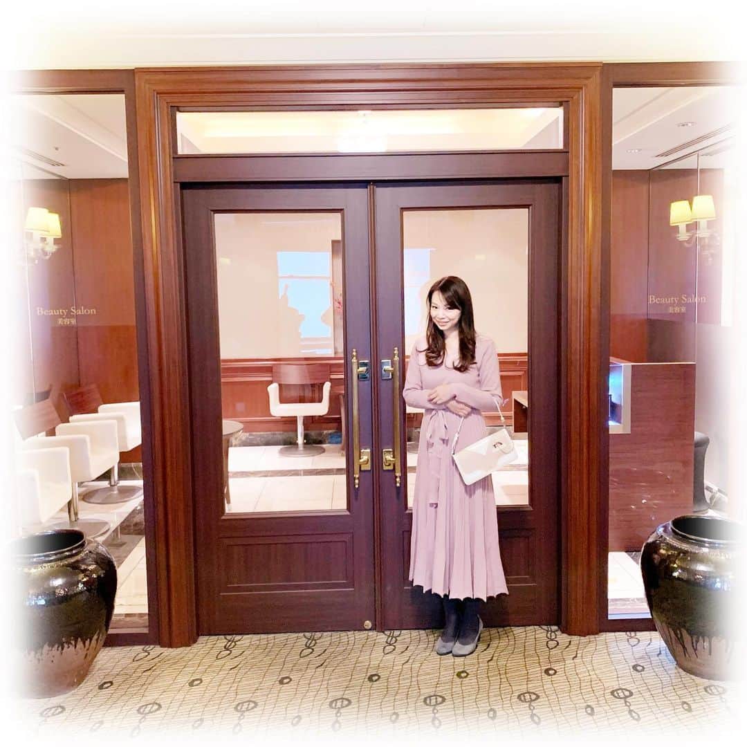 柴本愛沙さんのインスタグラム写真 - (柴本愛沙Instagram)「❤︎ 自分へのご褒美と癒しを求めて✨  マンダリンオリエンタル東京内のサロンで フェイシャル&ヘッドスパしてきました。  ワンピースは届いたばかりの @saisondepapillon_official の👗  ホテルスパはラグジュアリーな気分になるし 個室で落ち着いて過ごせるので 行くだけでハッピーな気分になれますね♡  以前、ホテルオークラで行った　 @paradise_tyo の系列サロンに今回も☆ マンダリンはメニューが少し違うと聞いていたので 近々行きたいと思い、実現しました。  まずはダーマライズ史上、最高傑作といわれる エイジングによく効く美容液をたっぷり塗り、 肌のターンオーバーを促すマイクロカレントを流します。 こうすることで美容液がしっかり肌に浸透し 肌を活性化させ、素の良い状態に戻るそうです。  マイクロカレントを流している間はドライヘッドスパを。 これがなんとも言えない絶妙な力加減で ものすごく気持ちよく、最高すぎました💕 これがゴッドハンドというのかー、と感動しきり。  肩と首の凝りがMAXだったので 頭と首周りの筋肉を優しくほぐしてもらい 血流が良くなって肌もピカピカに✨  なんだか自分へのご褒美がやたら多い気がしますが、 それが仕事へのモチベーションになるので 良しとしています✩°̥࿐୨୧  今回もオークラの時と同様、 私のInstagramを見て予約した方は 年内30%オフになるそうです。  #マンダリンオリエンタル東京 #美容室パラダイス #マンダリン#マンダリンオリエンタル #日本橋美容室 #日本橋エステ #ホテルスパ #ホテルエステ #東京エステ #ヘッドスパ #saisondepapillon #フェイシャル #デュアルエッセンス #エイジングケア #pr #至福の時間 #自分へのご褒美 #美容day #大切な時間 #ヘアケア #ヘアトリートメント #ヘアマッサージ #haircare #estessimo #dermarise #paradisetyo #saisondepapillon #セゾンドパピヨン #mandarin #mandarinorientaltokyo」11月20日 19時18分 - aisa_shibamoto