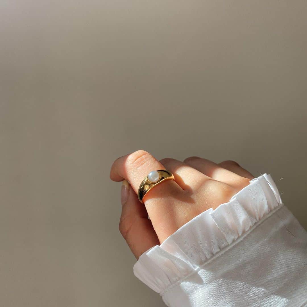 穴井千尋さんのインスタグラム写真 - (穴井千尋Instagram)「. @joueteofficial のリング🦪🤍 ゴールドとパールの組み合わせはやっぱり可愛いですな☺️ . #jouete #ring #accessories #ジュエッテ」11月20日 19時18分 - chihiro_anai_official