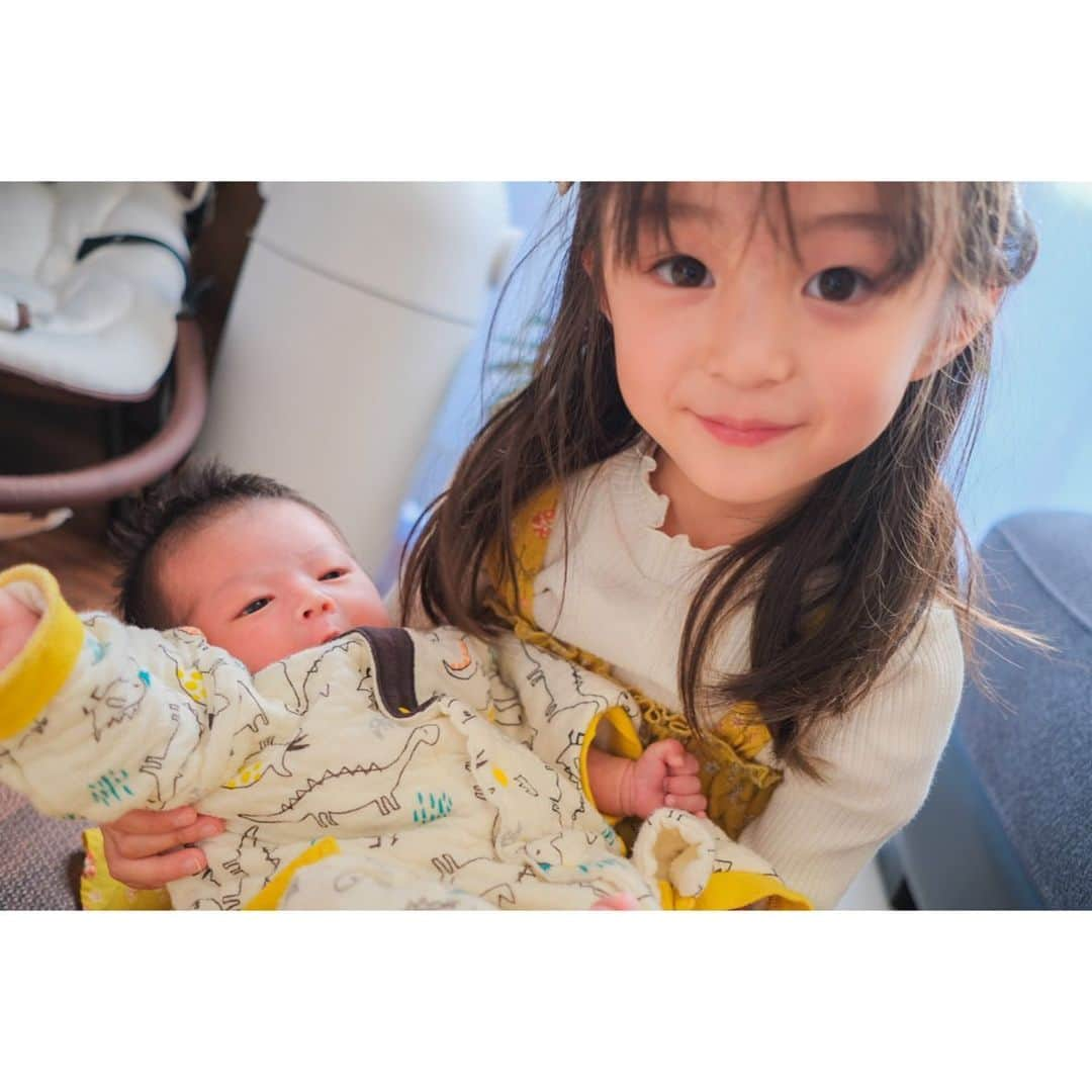 Ai.tさんのインスタグラム写真 - (Ai.tInstagram)「. はじめての親戚の赤ちゃん👶 はとこ❤️ . 渚は可愛い可愛いでずっとつきっきり🤗 . 昊也はどうしたらいいかわからずビビり気味だけど、 少しずつ近づいてました😌❤️ . . あー可愛かった🥰 もう少し大きくなったら貢いじゃいそう☺️ . . そうして、昊也は昨日ハサミで指を切ってしまって 私は震えが止まらずびっくりしてしまった😭 工作が好きで、声掛けしつつも自由にやらせてたんだけど…😭 昊也も経験してこれからもっと気をつけてくれますように🥺 . . 2020.11.20」11月20日 19時19分 - ngs.rky.kuy