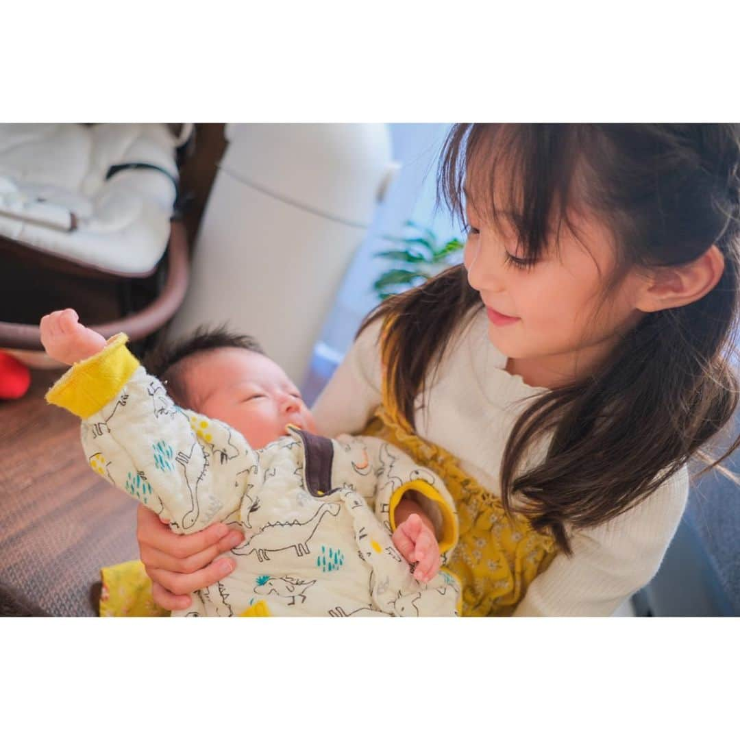 Ai.tさんのインスタグラム写真 - (Ai.tInstagram)「. はじめての親戚の赤ちゃん👶 はとこ❤️ . 渚は可愛い可愛いでずっとつきっきり🤗 . 昊也はどうしたらいいかわからずビビり気味だけど、 少しずつ近づいてました😌❤️ . . あー可愛かった🥰 もう少し大きくなったら貢いじゃいそう☺️ . . そうして、昊也は昨日ハサミで指を切ってしまって 私は震えが止まらずびっくりしてしまった😭 工作が好きで、声掛けしつつも自由にやらせてたんだけど…😭 昊也も経験してこれからもっと気をつけてくれますように🥺 . . 2020.11.20」11月20日 19時19分 - ngs.rky.kuy