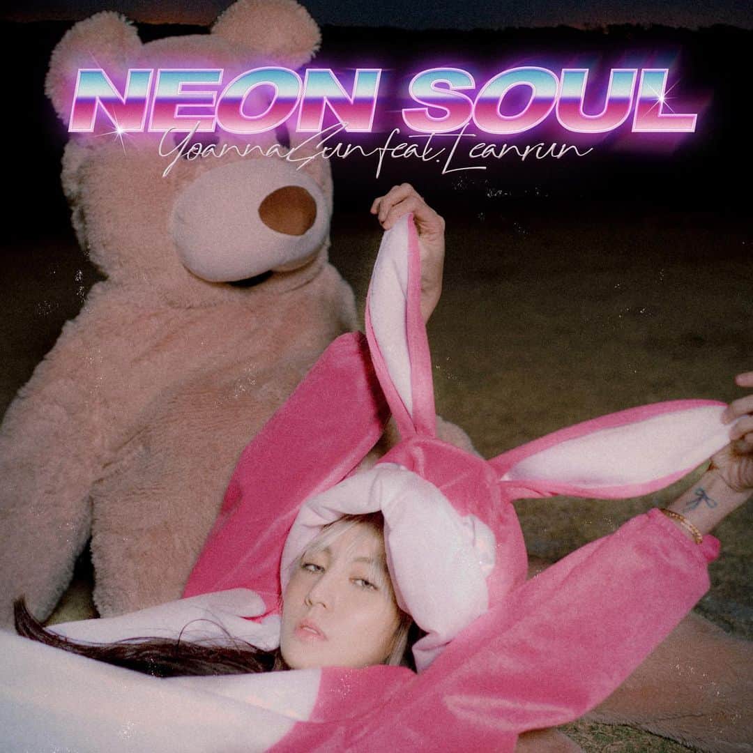 孫尤安（YoannaS）のインスタグラム：「今天‘Neon Soul'正式上架了 呀呼  特別謝謝偶的老蘇 @leanrun  和 路卡 @lucas__visual 的照顧，願意跟著我一起玩、在地球上留下更多的產物。  Can't wait to create more with u guys 🤍✨🪐  And big thanks to  @partyanimal_tw  突如其來的趕工幫我訂製了小兔幾🐰  也謝謝所有曾經參與討論和一同創造的夥伴  有你們在左右真好   Hope u all enjoy the song x  詞曲 Lyrics & Composer : 孫尤安Yoanna Sun  製作人Producer: Leanrun 編曲 Arrangement :孫尤安Yoanna Sun / Leanrun  和聲 Backing vocals: 孫尤安 Yoanna Sun Mixing Engineer : Leanrun  MV Director導演：  Lucas_Visual /Yoanna Sun  Post-Production影像後製：Lucas_Visual /Yoanna Sun  Visuals by 視覺： Lucas_Visual Gaffer燈光 : Fu chuang  SP:CONETTER COMARKETING CO.,LTD./ OP:Avex Taiwan inc  服裝：PARTY ANIMAL   SPECIAL THANKS: Jenny  蝸蝸  韜韜  Lulu Orlando Nico  Brenda   #NeonSoul #我是總被捧在手心的看起來不像公主的小公舉 #謝謝你們的愛」