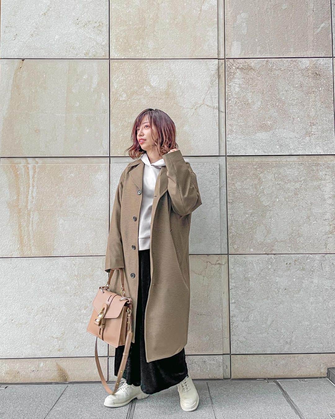 和希詩織のインスタグラム：「#メンズライク #gu  . . . . メンズライクコーデ🧥 実は本当にメンズ。 GUのメンズのコート。 ちなみにSサイズ。 . . . メンズのフロアの服可愛かったのよ🤤 このチェック柄の感じとか すとーん。とした曲線の無さ 何気に好き😋 . . . パーカー👉 @gu_global のダブルフェイス ボトムス👉韓国のお店 スニーカー👟 @camper_japan  バッグ👜　@chloe  . . . . . 流行りも大事だけど。 好きな服を着るって大切だと思う😌 好きなものを追求していきたいし なにごとも好きなもので埋め尽くしておきたい✨ いろいろ断捨離しなきゃ😋 . . . と言いながら最近メンズライクなコーディネートがあざとくて可愛いらしいよ🤤笑 もともと好きなのだが笑 . . . . . . #メンズライク女子 #パーカーコーデ #パーカー女子 #gu#ジーユー#ジーユー購入品 #クロエ#chloe #男の子コーデ #コートコーデ #重ね着 #六本木ヒルズ#断捨離」