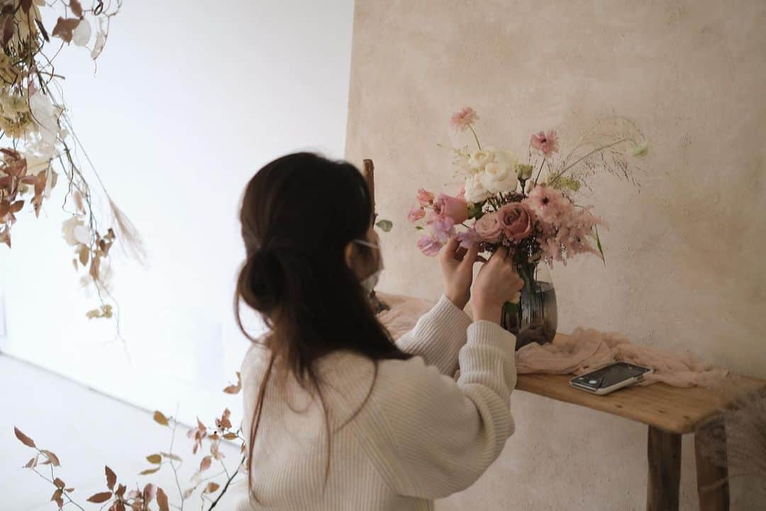 플로리스트 이주연 florist Lee Ju Yeonさんのインスタグラム写真 - (플로리스트 이주연 florist Lee Ju YeonInstagram)「. . 소중하게 손길 하나하나 🤍 고생했어 태은 🤍 . 订花 WeChat ID vaness_flower 페이팔 결제 가능  클래스상시모집 당일꽃주문가능 . #수업문의 #주문예약 #lesson #Order  Katalk ID vaness52 WeChat ID vaness_flower E-mail vanessflower@naver.com . 서초구 양재천로 123 5층 📞02-545-6813 . #vanessflower #florist #flowershop #handtied #flowerlesson #花束 #바네스플라워 #플로리스트 #꽃다발 #부케 #플로리스트학원 #플라워레슨 #양재동꽃집 #양재역꽃집 #꽃다발주문 #꽃수업 #꽃주문  #대관 #공간대여 #스튜디오대관 #자연광스튜디오 #자연광스튜디오대관 #스튜디오」11月20日 19時31分 - vanessflower