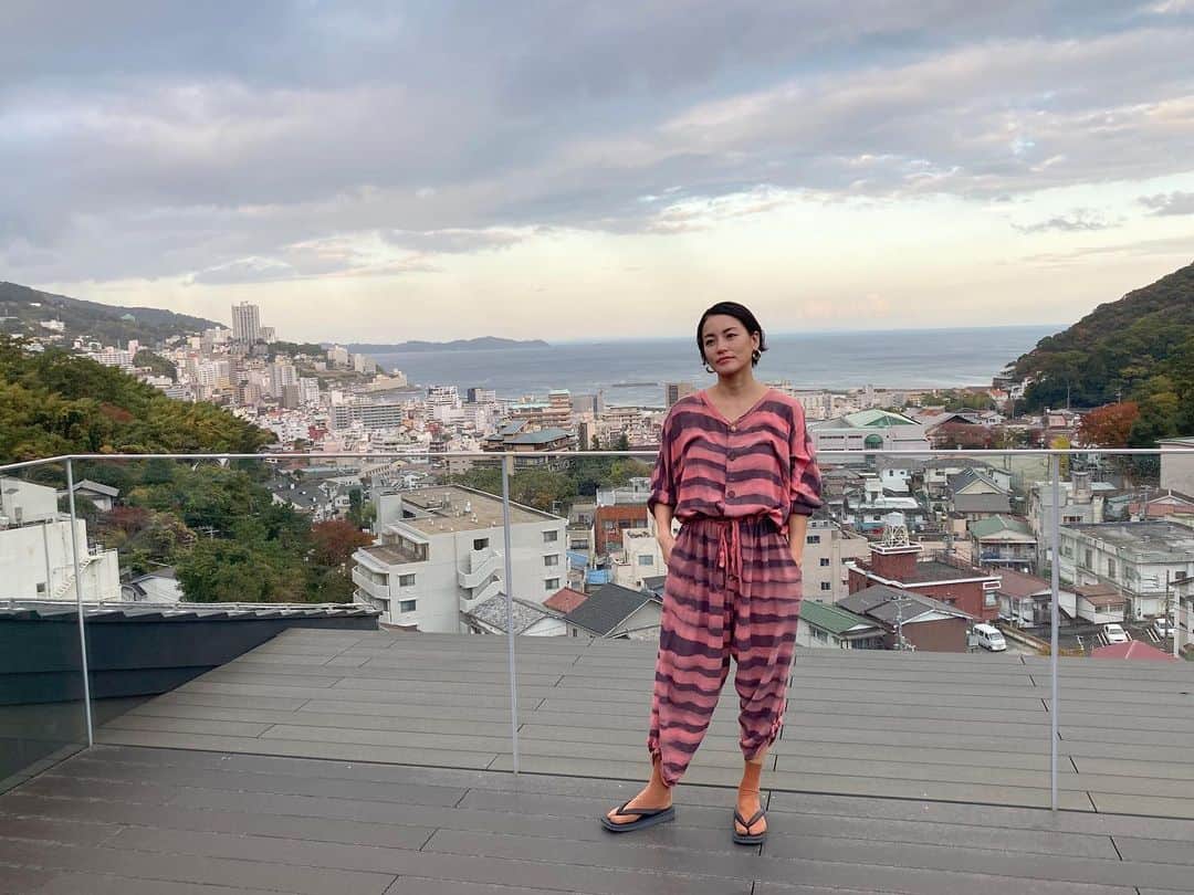 桃生亜希子のインスタグラム：「最高に素敵な宿が熱海に誕生しました。✨ 　「SOKI」とは、素の器を意味するそうです。 　 　"季節を感じ、土地を味わい、素材を嗜む。 あるがままの自分を取り戻す、 無為自然に過ごす宿。"    全てが洗練され、同時に温かさも感じるおもてなし。 　 　心の深〜い部分まで癒され、終始、リラックスして過ごすことが出来ました。✨ 　 　おくりもののような時間を、ありがとう。🌞🙏  @soki_atami  #sokiatami  #温泉旅行 #熱海　#国内旅行 #hotsprings #qualitytime  #travel」