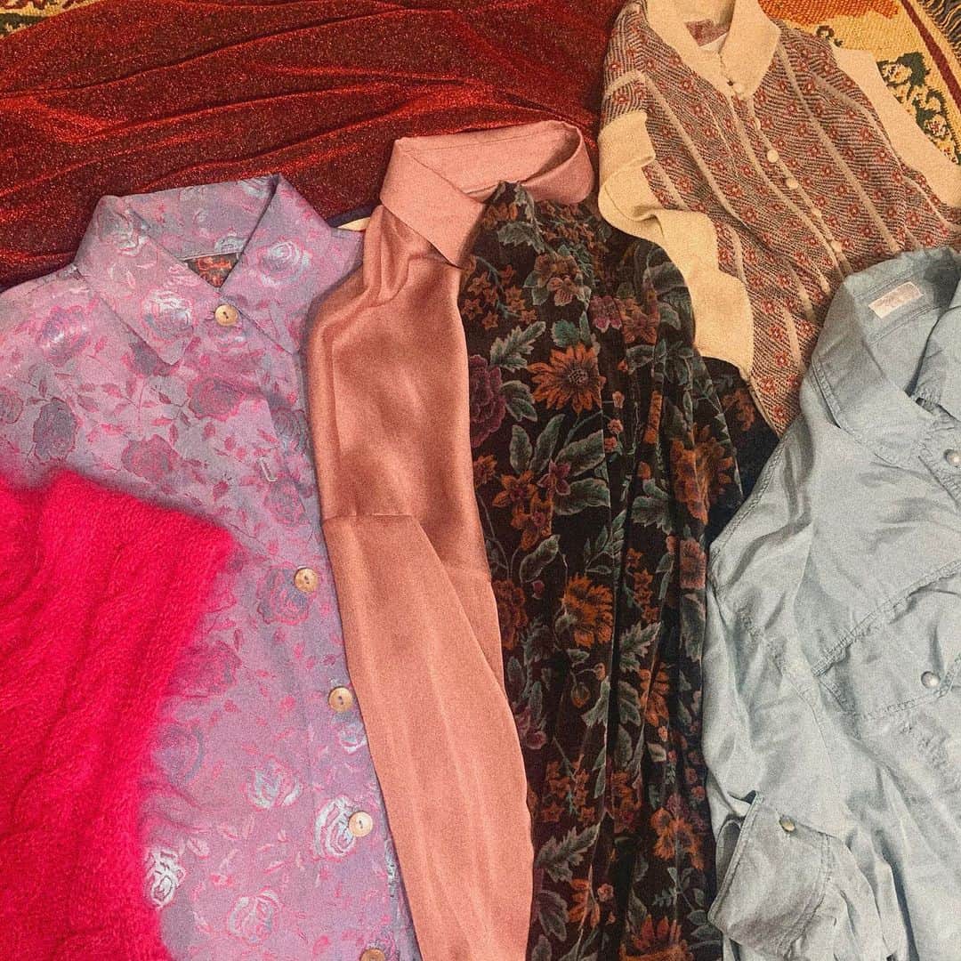 おかもとえみのインスタグラム：「明日のフリマに出すお洋服の一部😆全部愛着ありまくりだけど、すごーく久しぶりのフリマなので新しい主人の元へ旅立たせようと思います👼ビビビッときたら手に取ってもらえたら嬉しいなー😆  詳細は以下です🎈  11/21(土) 三原勇希プレゼンツでロビマを開催します！ LOBBYのフリマ、その名もロビマ。 音楽、カルチャーに根を張る三原勇希フレンズが一同に集結。お宝が見つかるかも。ぜひお気軽にお越しください！ ﻿  --------------------- ﻿ ロビマ : コミュニティバー LOBBYを会場に、美味しい飲み物、ケーキと楽しむレイドバック・マーケット・イベント。 良いものたくさん揃いますが、手探り運営なので、お手柔らかにお願いします。﻿ ﻿  ■詳細 日時：2020年11月21日（土）11:00〜17:00﻿ 会場：LOBBY （東京都目黒区東山3丁目6−15 エビヤビル 1F）﻿ 入場料：¥500（1drink付き） ※来場は女性限定となります(女性同伴の男性は可) ﻿ ■参加者﻿ 三原勇希　 @yuukimeehaa AAAMYYY @amy0aaamyyy 浅野美奈弥 @minami_asano/﻿ おかもとえみ @okp_emi シャラ ラジマ @lalazima_ 藤井早希子 @yuzusakko MICO  @mico_sis ※AAAMYYY、MICOは当日現地に滞在せず商品のみの出品となります。  ■ドリンク Produced by Keimi Kigawa @keim1k コーヒー・チャイ・各種オリジナルドリンク お手製のケーキとともにどうぞ！  ■注意事項﻿ ・今回は基本的に女性限定のイベントとさせて頂きます。男性の入場は、出店者の友人か、女性同伴の場合のみ受付致します。 ・お釣りが不足したらごめんなさい。﻿ ・持ち帰り用の袋はありませんのでご持参下さい。エコにいきましょう。﻿ ・入場制限あり。時間前の並びは「NG」です。﻿ ・商品の追加は随時行います。急がずさわがず、楽しくやりましょう。  #フリマ　#フリーマーケット　#lobbyikejiri」