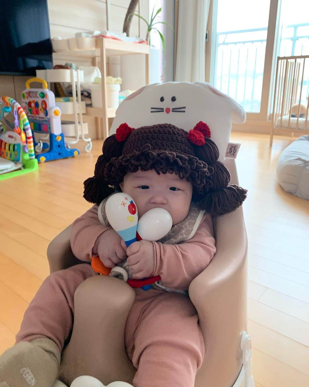 カン・ヘヨンさんのインスタグラム写真 - (カン・ヘヨンInstagram)「+122👶🏻💛 #엄마와아들 오늘도 #워킹맘 과 #육아맘 그 사이 어딘가  여러분 그 기분 아시죠? 택배 왔다하면 퇴근하는 순간부터 조급해지고 두근거리는거.  저는 그걸 매일 느껴요. 가끔은 일하고 차가 막히거나 집에 다와서 엘레베이터가 늦게 내려오면 미쳐버릴것 같더라구요 매일 볼 수 있는데도 매일이 그러네요~😌 저는 일하는것도 그렇구 빼꼼이랑도 그렇고 매일이 매일이라고 생각하지 않아요 (?) 다시 돌아오지 않는 순간이니까 허투루 밍숭맹숭 보내고 싶지 않더라구요. 뭐 그렇다구용!! 다들! 한 주도 수고많으셨어요☺️  + 아참 오늘은 빼꼼이랑 빼순이 둘 다 있어요?🤣」11月20日 19時32分 - mangdoo_noona