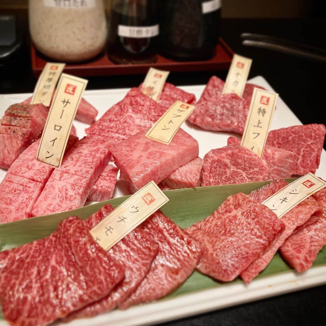 明星優花さんのインスタグラム写真 - (明星優花Instagram)「昨日はめるたんのご紹介で、『肉の切り方』と言う焼肉やさんへ🥩🥓✨  滋賀県から近江黒毛和牛A5ランク10番以上を仕入れ、切り方にも拘っている焼肉店🥩✨  これは映える🤣🤣👍💫  仲良し美女と楽しい時間を過ごしながらの食事は美味しさも倍増😆💓  来週は一緒に行ったさきぽこのお誕生日会🎂  こちらも楽しみ😆😆💓  肉の切り方 日本橋本店 050-5890-5812 東京都中央区日本橋室町1-12-15 テラサキ第2ビル 1F https://tabelog.com/tokyo/A1302/A130202/13165889/  #肉 #焼肉 #肉の切り方 #食事 #食事記録 #グルメ #グルメ好きな人と繋がりたい  #グルメ女子  #美食 #美食日記 #美食推薦 #和食 #和食ごはん  #ごはん #ディナー #dinner #dinnertime  #美味しい #美味しいもの好きな人と繋がりたい  #美味しいもの  #美味しいご飯  #美味しいお店  #美味しいもの大好き  #美味しいもの巡り  #女子会 #女子会最高」11月20日 19時29分 - yuka1219yuka