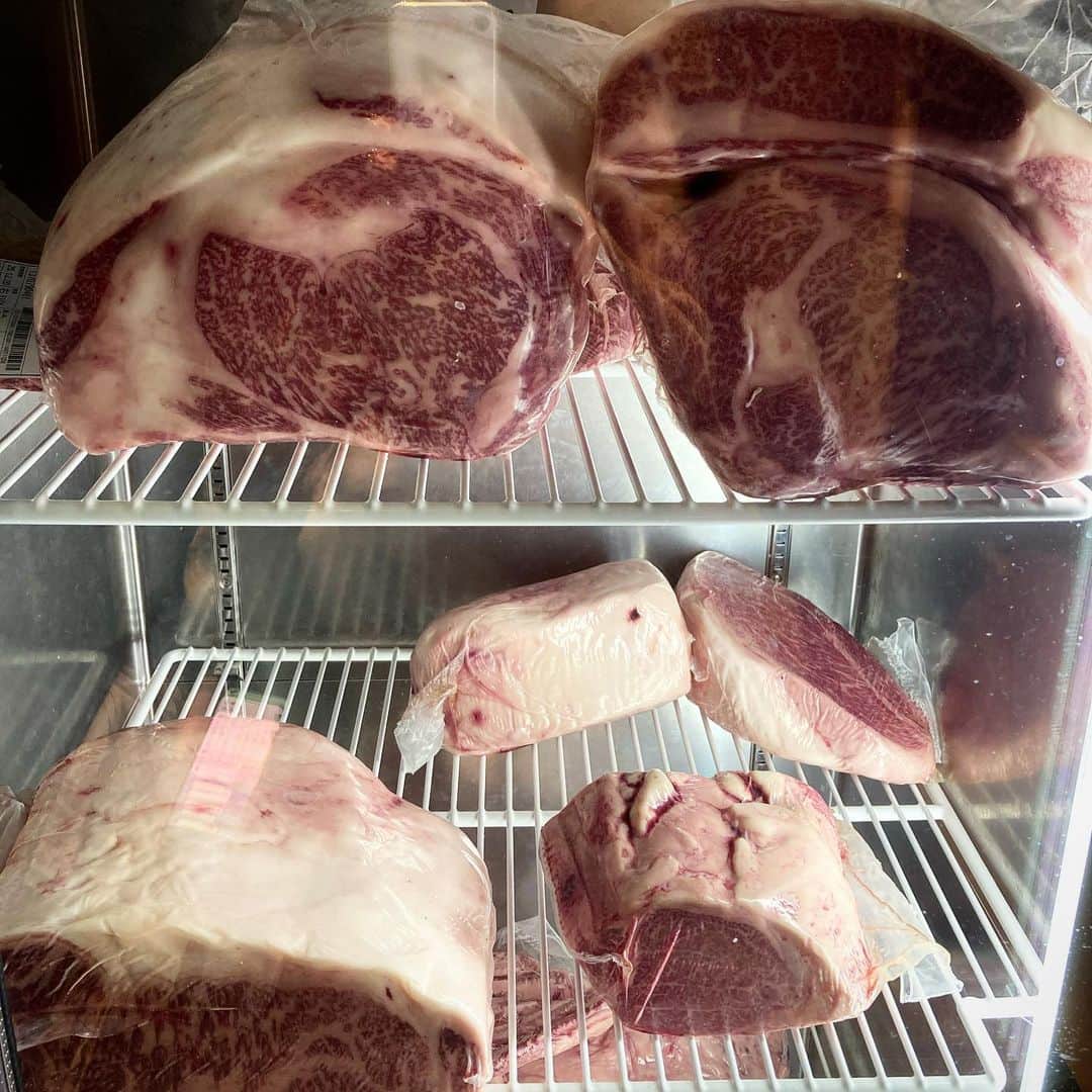 明星優花さんのインスタグラム写真 - (明星優花Instagram)「昨日はめるたんのご紹介で、『肉の切り方』と言う焼肉やさんへ🥩🥓✨  滋賀県から近江黒毛和牛A5ランク10番以上を仕入れ、切り方にも拘っている焼肉店🥩✨  これは映える🤣🤣👍💫  仲良し美女と楽しい時間を過ごしながらの食事は美味しさも倍増😆💓  来週は一緒に行ったさきぽこのお誕生日会🎂  こちらも楽しみ😆😆💓  肉の切り方 日本橋本店 050-5890-5812 東京都中央区日本橋室町1-12-15 テラサキ第2ビル 1F https://tabelog.com/tokyo/A1302/A130202/13165889/  #肉 #焼肉 #肉の切り方 #食事 #食事記録 #グルメ #グルメ好きな人と繋がりたい  #グルメ女子  #美食 #美食日記 #美食推薦 #和食 #和食ごはん  #ごはん #ディナー #dinner #dinnertime  #美味しい #美味しいもの好きな人と繋がりたい  #美味しいもの  #美味しいご飯  #美味しいお店  #美味しいもの大好き  #美味しいもの巡り  #女子会 #女子会最高」11月20日 19時29分 - yuka1219yuka