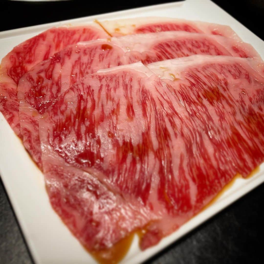 明星優花さんのインスタグラム写真 - (明星優花Instagram)「昨日はめるたんのご紹介で、『肉の切り方』と言う焼肉やさんへ🥩🥓✨  滋賀県から近江黒毛和牛A5ランク10番以上を仕入れ、切り方にも拘っている焼肉店🥩✨  これは映える🤣🤣👍💫  仲良し美女と楽しい時間を過ごしながらの食事は美味しさも倍増😆💓  来週は一緒に行ったさきぽこのお誕生日会🎂  こちらも楽しみ😆😆💓  肉の切り方 日本橋本店 050-5890-5812 東京都中央区日本橋室町1-12-15 テラサキ第2ビル 1F https://tabelog.com/tokyo/A1302/A130202/13165889/  #肉 #焼肉 #肉の切り方 #食事 #食事記録 #グルメ #グルメ好きな人と繋がりたい  #グルメ女子  #美食 #美食日記 #美食推薦 #和食 #和食ごはん  #ごはん #ディナー #dinner #dinnertime  #美味しい #美味しいもの好きな人と繋がりたい  #美味しいもの  #美味しいご飯  #美味しいお店  #美味しいもの大好き  #美味しいもの巡り  #女子会 #女子会最高」11月20日 19時29分 - yuka1219yuka
