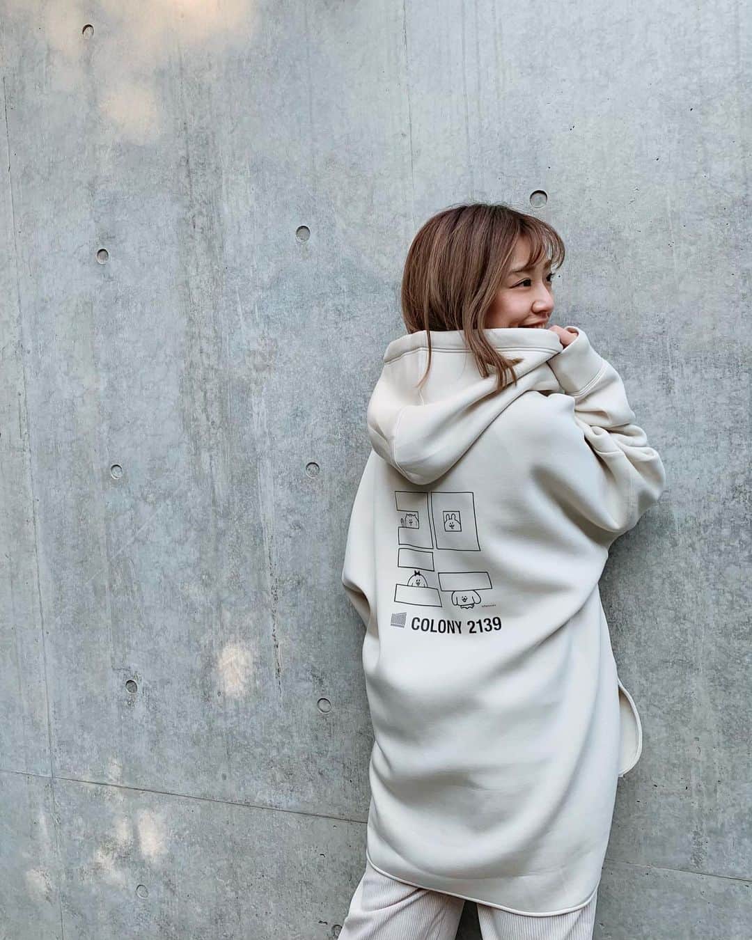 本橋優華のインスタグラム：「カタカナデザインも可愛すぎて。 女性にはホワイトが人気のよう◡̈⃝ 男性にはグレーやブラックが人気◎  可愛いけど大人でも着たくなる&着れちゃうなかなかないパーカーのデザインも好きです。  #colony2139#pantovisco#hoodie#logo#katakana#perochi#コロニー#パントビスコ#パーカー#ホワイト#カタカタ#ビッグシルエット#ロゴ#先行予約」