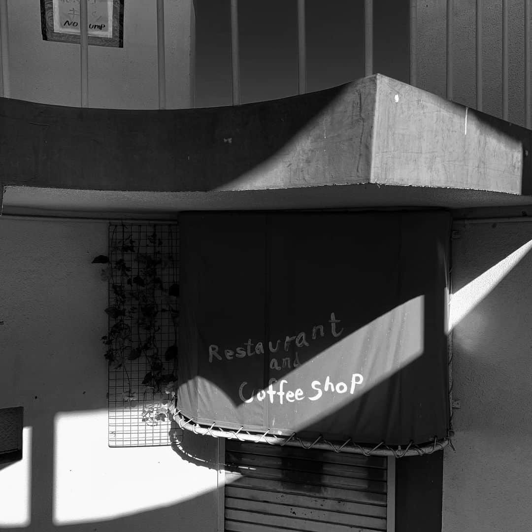 naotakeのインスタグラム：「喫茶店 - A coffee shop / iPhone XR & Snapseed, 20201121 . . 打ちのめされた昨夜からの大挽回劇で、高揚感に包まれる（単純）。助けてくれた皆さんに感謝。 . . #spicollective #royalsnappingartists #infamous_family #rsa_main #infinity_photo_cult #2_fineart #jp_gallery_member #jp_gallery_bnw #trb_bnw #wp_bnw  #bnw_life #bnwlife_member #bnw_life_shots #bnw_captures #world_bnw #top_bnw #team_jp_ #team_jp_モノクロ #ig_energy_bw #ig_nihon #streetphotographybnw #igersjp #blackandwhite #bnw #bnwphoto #monochrome #bw #bnwphotography #ShotOniPhone #shotoniphoneXR」