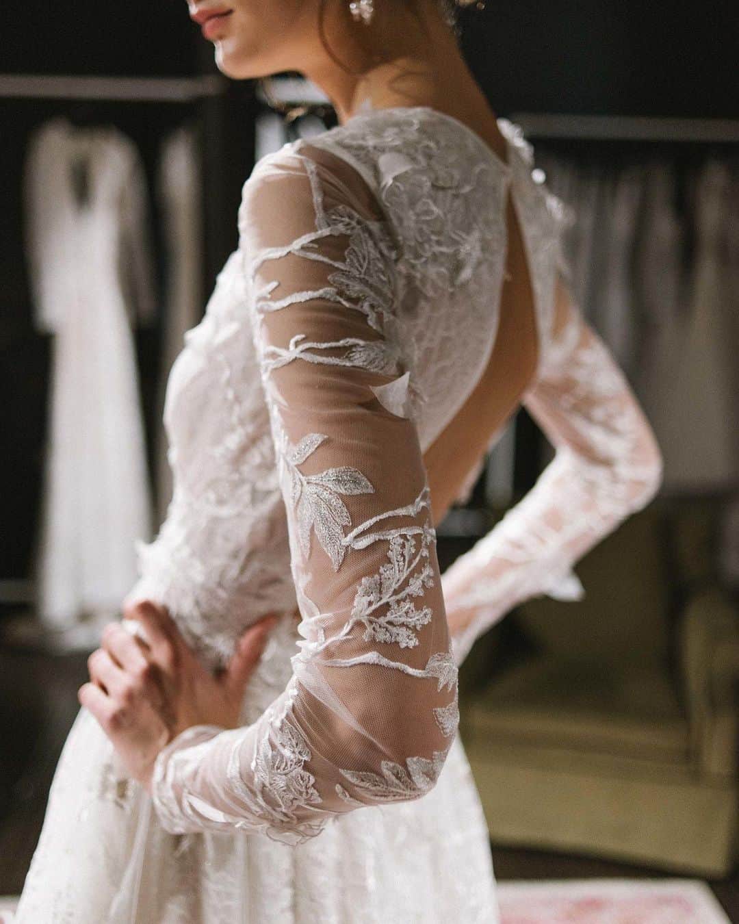 JUNOのインスタグラム：「NAEEM KHAN﻿ “BRUSSELS”﻿ ﻿ 総レースがラグジュアリーで シックな1着﻿ ﻿ レースで描かれた草花のなかを 小鳥が飛び交い 散りばめられた3Dフラワーが﻿ 程よくロマンティックなエッセンスをプラスしています﻿ ﻿ ドレスはとても軽やかで﻿ 普段のご自身らしいファッションを大切に 特別なパーティーのお時間も ゲストと一緒に リラックスして過ごすことのできるドレスです﻿ ﻿ ﻿ インドの伝統美術を取り入れたテキスタイル﻿ NYらしいモダンで洗練されたデザイン﻿ ﻿ あなたらしさを表現できる NAEEM KHAN は﻿ 自立した女性へお届けしたいブランドです﻿ ﻿ ﻿ #inesdisanto﻿ #MARCHESA﻿ #antonioriva﻿ #naeemkhan﻿ #inmaculada﻿ #kennethpool﻿ #zacposen﻿ #juno﻿ #junowedding﻿ #wedding﻿ #weddingdress﻿ #viktorandrolf ﻿ #lenamedoyeff ﻿ #ジュノ﻿ #ウエディング﻿ #ウェディング﻿ #ウエディングドレス﻿ #ウェディングドレス﻿ #ドレス﻿ #プレ花嫁﻿ #2020冬婚﻿ #2021春婚﻿ #福岡花嫁﻿ #東京花嫁﻿ #九州花嫁﻿ #関東花嫁」
