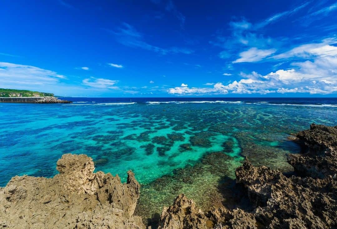 おきなわLikesさんのインスタグラム写真 - (おきなわLikesInstagram)「宮古島の #イムギャーマリンガーデン🏝 青のグラデーションがとっても綺麗💎  海を見下ろすとまばらに見える黒いモノの正体、実はサンゴ礁なんです😳  あー、この季節の展望台、最高に気持ち良さそー🥺 #宮古島 #イムギャーマリンガーデン #沖縄 #離島 #okinawa #okinawajapan #おきなわLikes #okinawatrip #traveljapan」11月20日 19時33分 - okinawa_likes