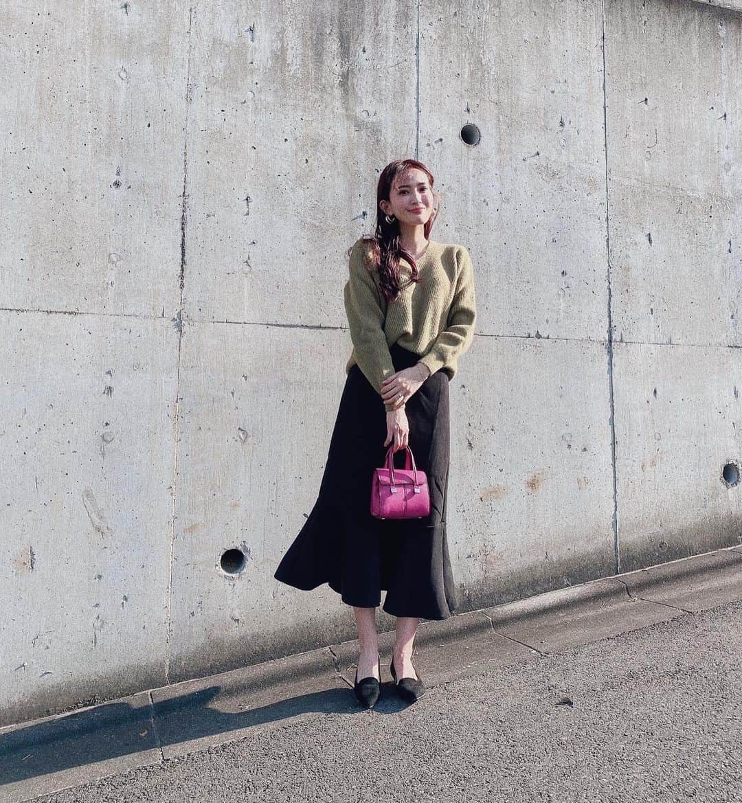 のインスタグラム：「ここ数日あったかーい❤️ ニット一枚で暑いくらい🍫 今日のコーデは @fifth_store 🥰 黒スカートの形がタイプすぎる❤️  . .  #マシュマロタッチVネックニット  #スカート#ニット #高身長コーデ #フェミニン #スカートコーデ #トレンド#fifth #fifthtl #フィフス」