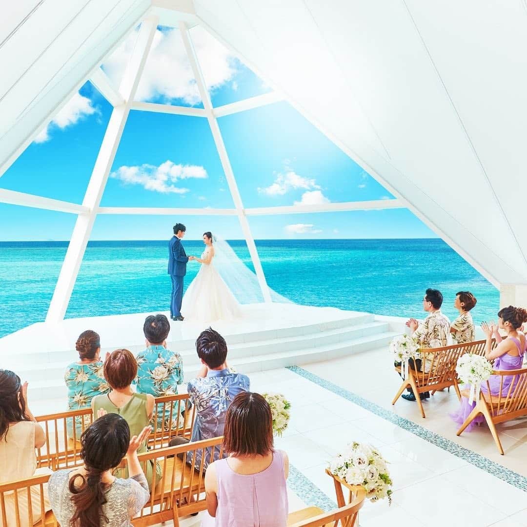 家族挙式さんのインスタグラム写真 - (家族挙式Instagram)「✳︎ 最高に幸せで美しい沖縄の夕日をバックに サンセットフォトウェディング♪ 挙式は王道チャペルで！ ウェディングフォトは二人だけの ロマンチックを写真に◎  -------------------  【2020年11月末まで！】  \年内実施の会食•披露宴プランお申し込みで/ ✳︎挙式スナップ写真60カット(77,000円分)プレゼント✳︎ ▽詳しくはTOPのリンクから❁ >>> @kazoku_wedding -----------------------  ❁テレビCM放映中 ▹▸ ”家族挙式ベスト”なら 【挙式・衣裳・美容・写真】が含まれたプランが99,000円〜叶います＊ ▽予約はTOPのリンクから❁ >>> @kazoku_wedding ------------------- #家族挙式 #ベストアニバーサリー #家族 #Family #家族婚 #bestanniversary #少人数婚 #ウェディング #結婚式準備 #結婚式 #フォトウェディング #プレ花嫁 #卒花 #日本中のプレ花嫁さんと繋がりたい #花嫁 #卒花嫁 #国内挙式 #weddingdress #ウェディングドレス #プラコレ #Dressy花嫁 #2020秋婚 #2021春婚 #2021 #沖縄ウェディング #リゾートウェディング #サンセットフォト」11月20日 19時36分 - kazoku_wedding