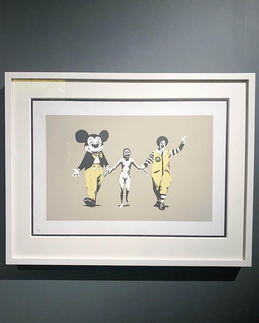 LISAさんのインスタグラム写真 - (LISAInstagram)「﻿ ﻿ バンクシー展に行ってきた🖼✨﻿ #天才か反逆者か﻿ ﻿ 初めてちゃんと観たけど、﻿ 明確に政治的メッセージが込められてて﻿ どの作品も深く考えさせられたなぁ。﻿ ﻿ 老若男女、国や言語も問わず﻿ 誰にでも刺さるメッセージを作品にしてる🎨﻿ なにか伝えたいことを言葉ではなく﻿ 形で伝えるのってすごいし、素敵。﻿ すごく難しいことやと思うなぁ🥺﻿ ﻿ どういう人物なのか、知れば知るほど﻿ 作品の表現の手法や内容はもちろん、﻿ 名の売り方と言うかもう生き方が﻿ ダイナミックすぎて、いろんな意味で﻿ 私は天才としか思えない。笑﻿ ﻿ #BANKSY #banksyjapan #banksyart #art #artgallery #geniusorvandal #バンクシー #バンクシー展 #バンクシー展天才か反逆者か #大阪 #風刺画 #最後らへんに写ってる自分がスネイプにしか見えない」11月20日 19時36分 - liy__94