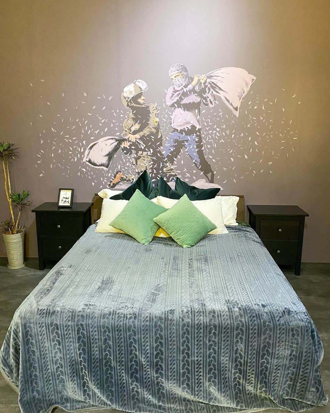LISAさんのインスタグラム写真 - (LISAInstagram)「﻿ ﻿ バンクシー展に行ってきた🖼✨﻿ #天才か反逆者か﻿ ﻿ 初めてちゃんと観たけど、﻿ 明確に政治的メッセージが込められてて﻿ どの作品も深く考えさせられたなぁ。﻿ ﻿ 老若男女、国や言語も問わず﻿ 誰にでも刺さるメッセージを作品にしてる🎨﻿ なにか伝えたいことを言葉ではなく﻿ 形で伝えるのってすごいし、素敵。﻿ すごく難しいことやと思うなぁ🥺﻿ ﻿ どういう人物なのか、知れば知るほど﻿ 作品の表現の手法や内容はもちろん、﻿ 名の売り方と言うかもう生き方が﻿ ダイナミックすぎて、いろんな意味で﻿ 私は天才としか思えない。笑﻿ ﻿ #BANKSY #banksyjapan #banksyart #art #artgallery #geniusorvandal #バンクシー #バンクシー展 #バンクシー展天才か反逆者か #大阪 #風刺画 #最後らへんに写ってる自分がスネイプにしか見えない」11月20日 19時36分 - liy__94