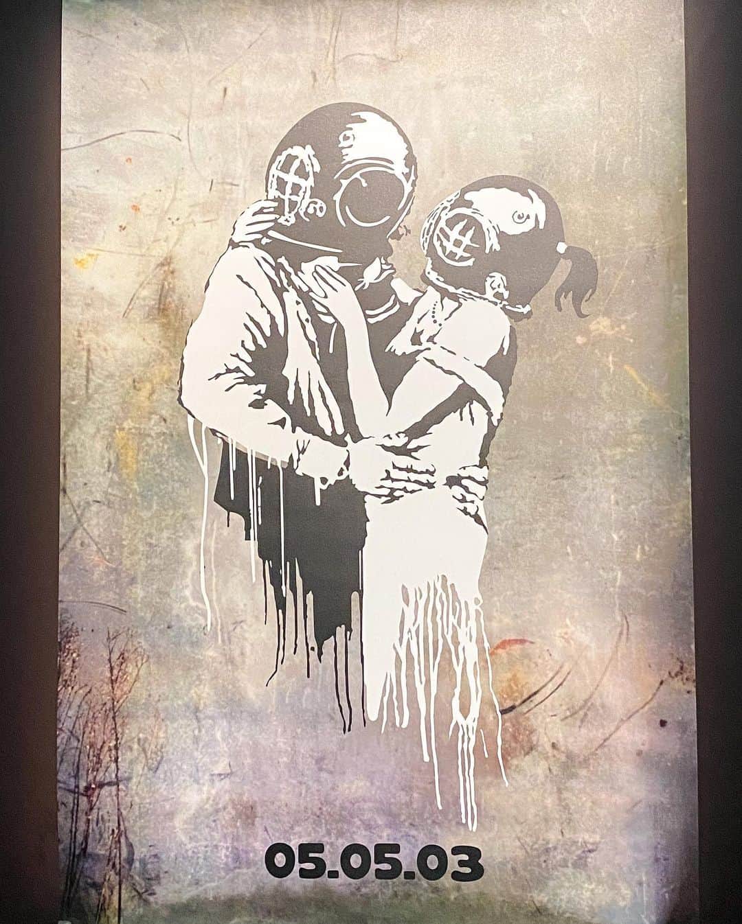 LISAさんのインスタグラム写真 - (LISAInstagram)「﻿ ﻿ バンクシー展に行ってきた🖼✨﻿ #天才か反逆者か﻿ ﻿ 初めてちゃんと観たけど、﻿ 明確に政治的メッセージが込められてて﻿ どの作品も深く考えさせられたなぁ。﻿ ﻿ 老若男女、国や言語も問わず﻿ 誰にでも刺さるメッセージを作品にしてる🎨﻿ なにか伝えたいことを言葉ではなく﻿ 形で伝えるのってすごいし、素敵。﻿ すごく難しいことやと思うなぁ🥺﻿ ﻿ どういう人物なのか、知れば知るほど﻿ 作品の表現の手法や内容はもちろん、﻿ 名の売り方と言うかもう生き方が﻿ ダイナミックすぎて、いろんな意味で﻿ 私は天才としか思えない。笑﻿ ﻿ #BANKSY #banksyjapan #banksyart #art #artgallery #geniusorvandal #バンクシー #バンクシー展 #バンクシー展天才か反逆者か #大阪 #風刺画 #最後らへんに写ってる自分がスネイプにしか見えない」11月20日 19時36分 - liy__94