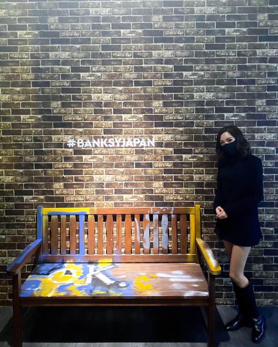 LISAさんのインスタグラム写真 - (LISAInstagram)「﻿ ﻿ バンクシー展に行ってきた🖼✨﻿ #天才か反逆者か﻿ ﻿ 初めてちゃんと観たけど、﻿ 明確に政治的メッセージが込められてて﻿ どの作品も深く考えさせられたなぁ。﻿ ﻿ 老若男女、国や言語も問わず﻿ 誰にでも刺さるメッセージを作品にしてる🎨﻿ なにか伝えたいことを言葉ではなく﻿ 形で伝えるのってすごいし、素敵。﻿ すごく難しいことやと思うなぁ🥺﻿ ﻿ どういう人物なのか、知れば知るほど﻿ 作品の表現の手法や内容はもちろん、﻿ 名の売り方と言うかもう生き方が﻿ ダイナミックすぎて、いろんな意味で﻿ 私は天才としか思えない。笑﻿ ﻿ #BANKSY #banksyjapan #banksyart #art #artgallery #geniusorvandal #バンクシー #バンクシー展 #バンクシー展天才か反逆者か #大阪 #風刺画 #最後らへんに写ってる自分がスネイプにしか見えない」11月20日 19時36分 - liy__94