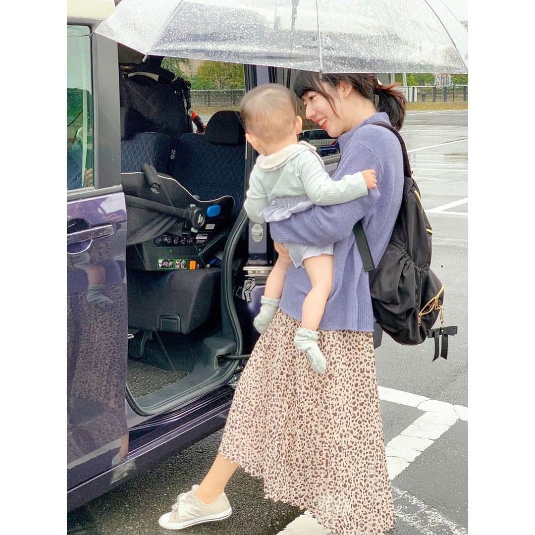 徳山沙季さんのインスタグラム写真 - (徳山沙季Instagram)「. ♡「新型日産ルークス」レポート、前回は赤ちゃんへの優しさについてお伝えしましたが 最終回はママへの優しさについてです🎤 . なにより一番ありがたいなと感じたのはハンズフリーでドアが開けられることです。 荷物が多いときや赤ちゃんを抱っこして手が使えないときなど本当に便利でした👏 雨の日のお出かけはちょっと憂鬱になりがちですが、ハンズフリーでドアが開けらるので 天候に左右されずおでかけを楽しむことができます☔️ 間口も広いから寝ている赤ちゃんを 起こさず、チャイルドシートに乗せることができますよ👶 . またフロント周りが収納たっぷりだったりフロントガラスがUVカットグラスだったり細かい部分までママへの優しさにもこだわった軽自動車です🚘 . 子どもが生まれて生活スタイルも変わり、子どもと自動車でお出かけできるようになって本当に良かったです🙂 私のようにペーパードライバーを卒業したばかりでどんな自動車がいいんだろう、ちょっと運転にも不安が・・・というママにも「新型日産ルークス」は自信をもっておすすめできます！ 運転をすることで行動範囲も広がり、子どもにとっても自分自身にとっても視野が広がった気がします。 自動車が気になっているママ（もちろんパパにも！）にぜひ「新型日産ルークス」をチェックしていただければと思います👨‍👩‍👧‍👦♡ . . @tamahiyoinsta  #日産 #日産ルークス #軽自動車 #この3連休は日産のお店に足を運んでみて #ペーパードライバー #たまごクラブ #PR」11月20日 19時37分 - saki.whitesnow