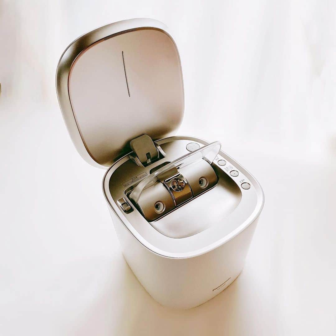 のインスタグラム：「. . . . 最近のたからもの🥺 . どこへ行くにも連れて行きたい✨ . コンパクトタイプも買おうかな🤔❤️ . . . #スチーマーナノケア #panasonic #美容家電 #スキンケア #乾燥肌 #混合肌 #毛穴ケア #毛穴対策 #スチーマー #リニューアル #おうちエステ #ナノケア #メイク落とし #パナソニックビューティー #大理石柄 #steamer」