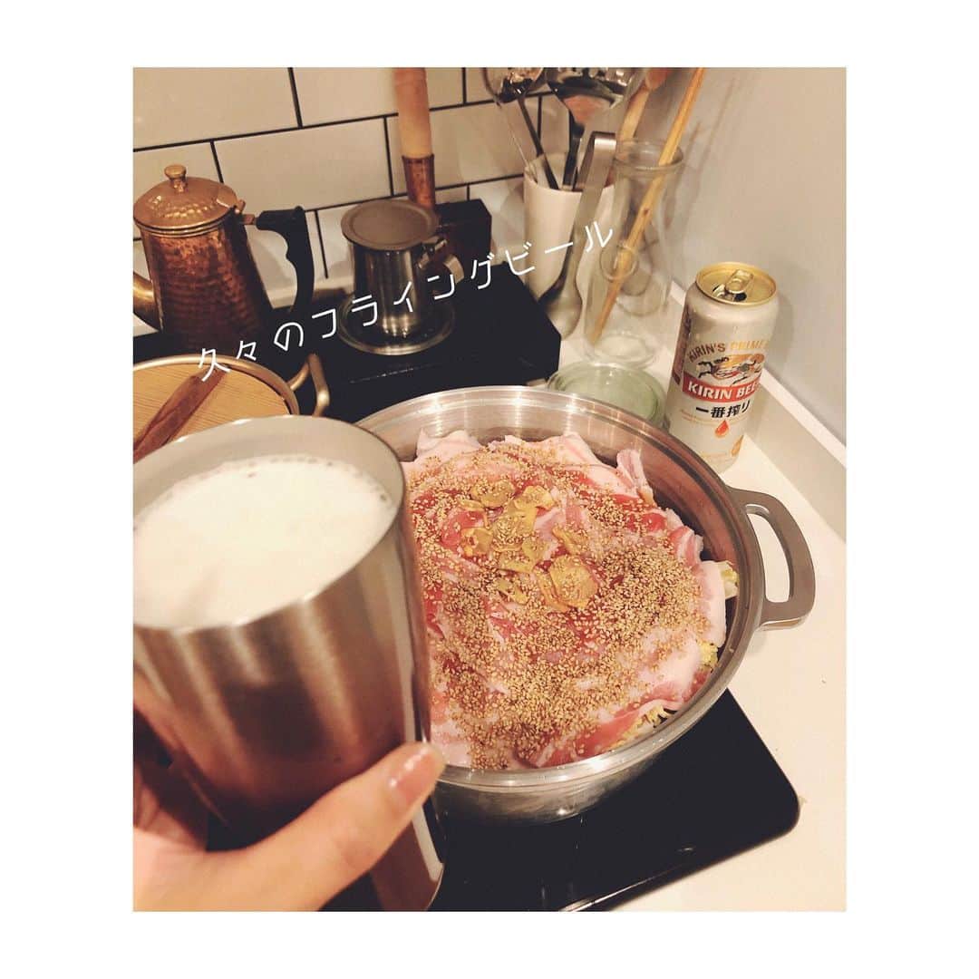 笹峯愛さんのインスタグラム写真 - (笹峯愛Instagram)「飲まずにはいられない。  白菜と豚肉のミルフィーユ鍋の ミルフィーユすら面倒で 上に豚肉を並べましたけど。」11月20日 19時38分 - mineco.m