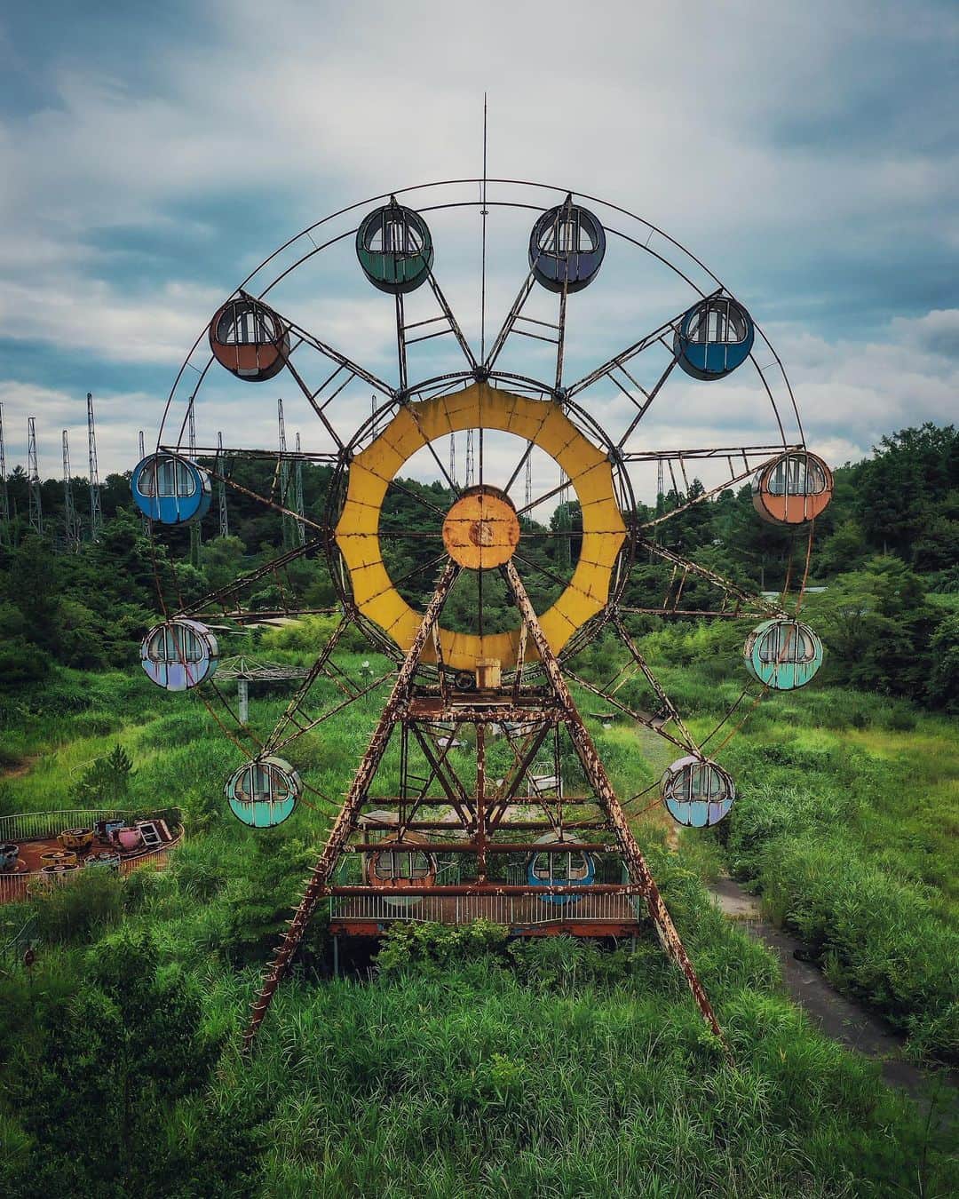 啝 （わ）さんのインスタグラム写真 - (啝 （わ）Instagram)「Abandoned Ferris wheel 𓆲 𓆲 𓆲 #droneoftheday #djimavicpro #djiglobal #drone #dronephotography #dronestagram #dji #topdronephotos #fromwhereidrone #wedroneasia #droneosoar #skyhilife  #japan_urbex #JJ_URBEX #made_in_decay #kf_urbandonedmasks #KINGS_ABANDONED #m3xtures #Meistershots #moodygrams #nature_takes_over #natures_reclaim #ominous_perfection #pr0ject_uno #rsa_preciousjunk #savethedecay #sfx_decay」12月20日 0時13分 - neji_maki_dori