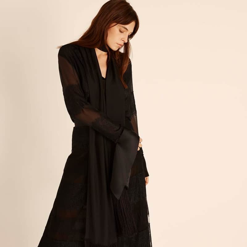 アマンダ ウェイクリーのインスタグラム：「Silk chiffon and lace... an iconic Wakeley mix   #lace #lacetop #silkshirt #festivestyle #aw20」
