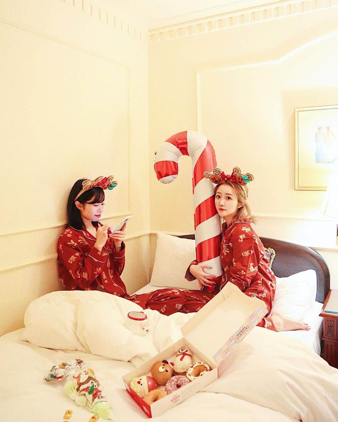 中島絢乃さんのインスタグラム写真 - (中島絢乃Instagram)「👭🍩🎄﻿ ﻿ ﻿ クリスマスパーティー(仮)の途中、﻿ やらなきゃいけないことを片付けている﻿ 妹ちゃん(@nakajima_natsuki )と﻿ 手持ち無沙汰すぎる姉の図😂👭💭🎄笑﻿ ﻿ クリスマスっぽい写真たち、﻿ クリスマスまでに載せ終われるかなあ😌🎄笑﻿ できるだけ更新しようっと！✏☁️️﻿ ﻿ ﻿ ﻿ ではでは、おやすみなさい🌜💭﻿ ﻿ 𓂃 𓈒𓏸 ‎𓂃 𓈒𓏸 ‎𓂃 𓈒𓏸 ‎𓂃 𓈒𓏸 ‎𓂃 𓈒﻿ #disneysisters_jp#中島姉妹﻿」12月20日 0時17分 - nakajima_ayano